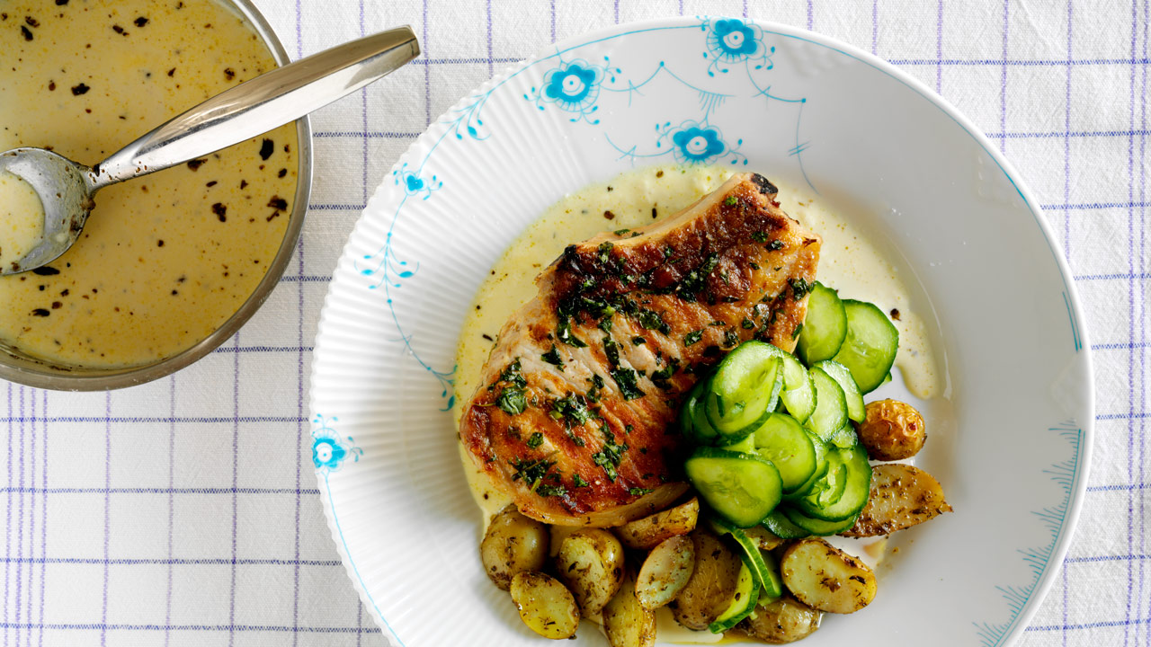 Stegte svinekoteletter med nye urtekartofler