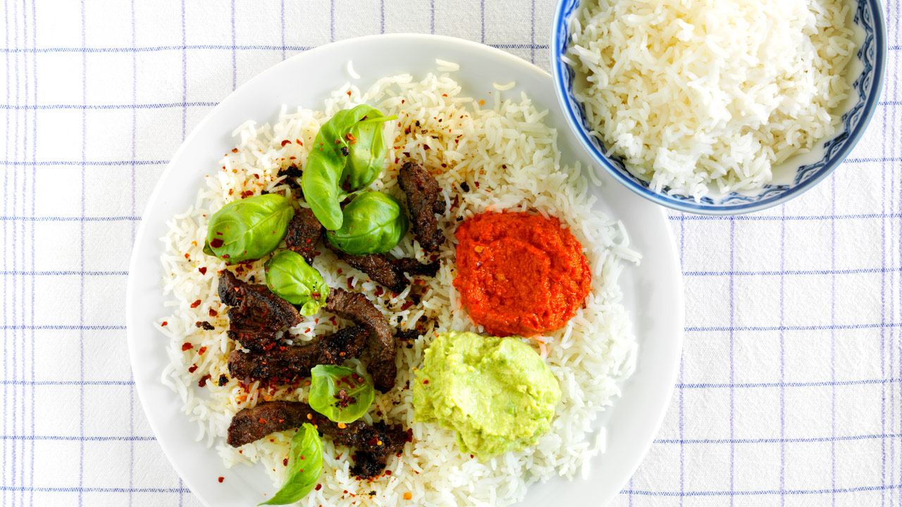 Oksekød i kærnemælksmarinade med avocadomos og ajvar