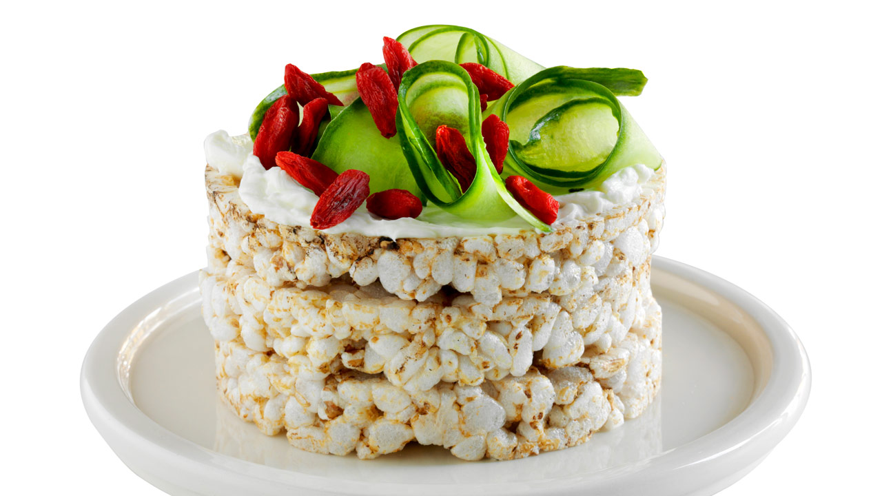 Speltgaletter med ost, agurk og gojibær 