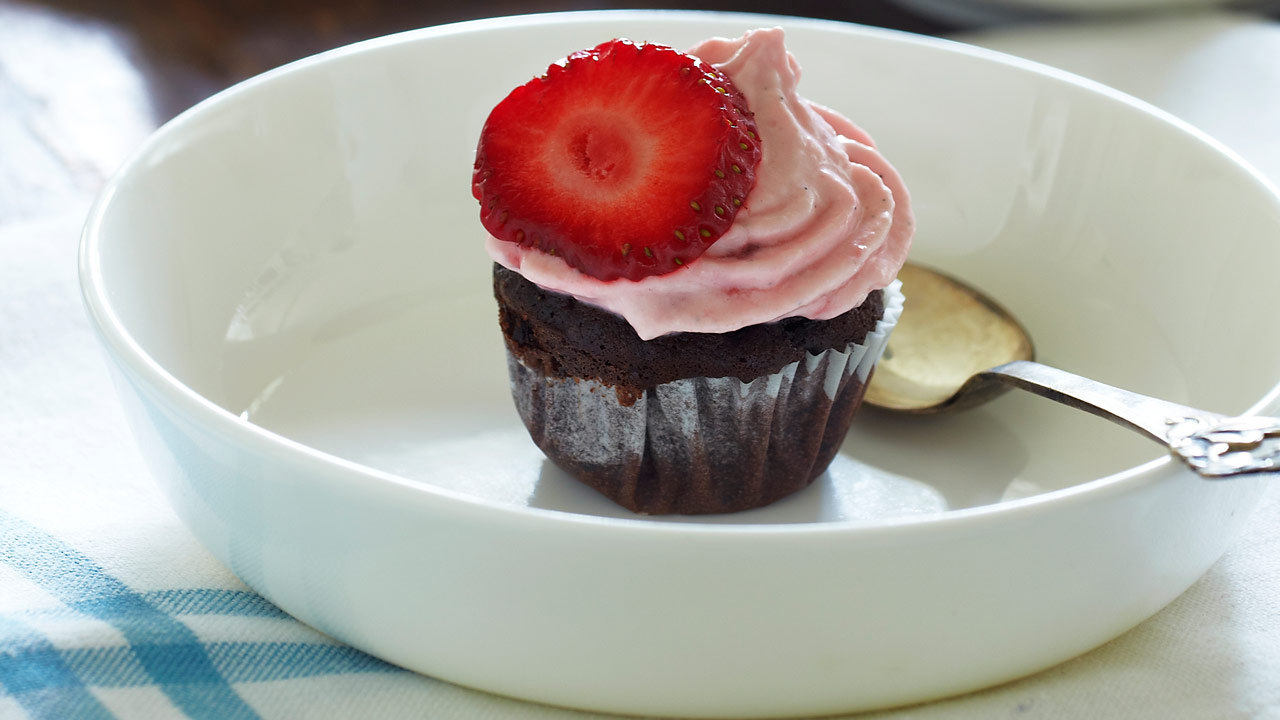 Bønnecupcake med jordbærskum 