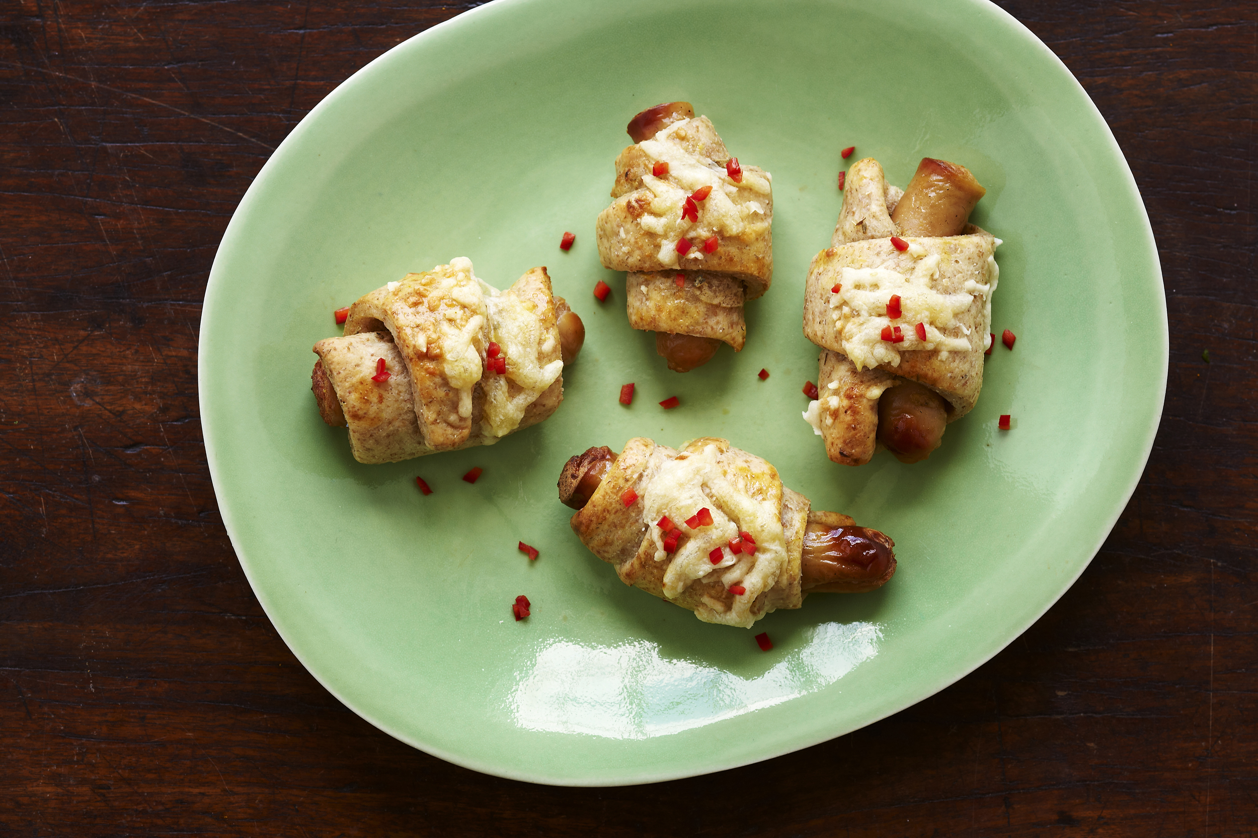 Ostegratinerede pølsehorn med chili