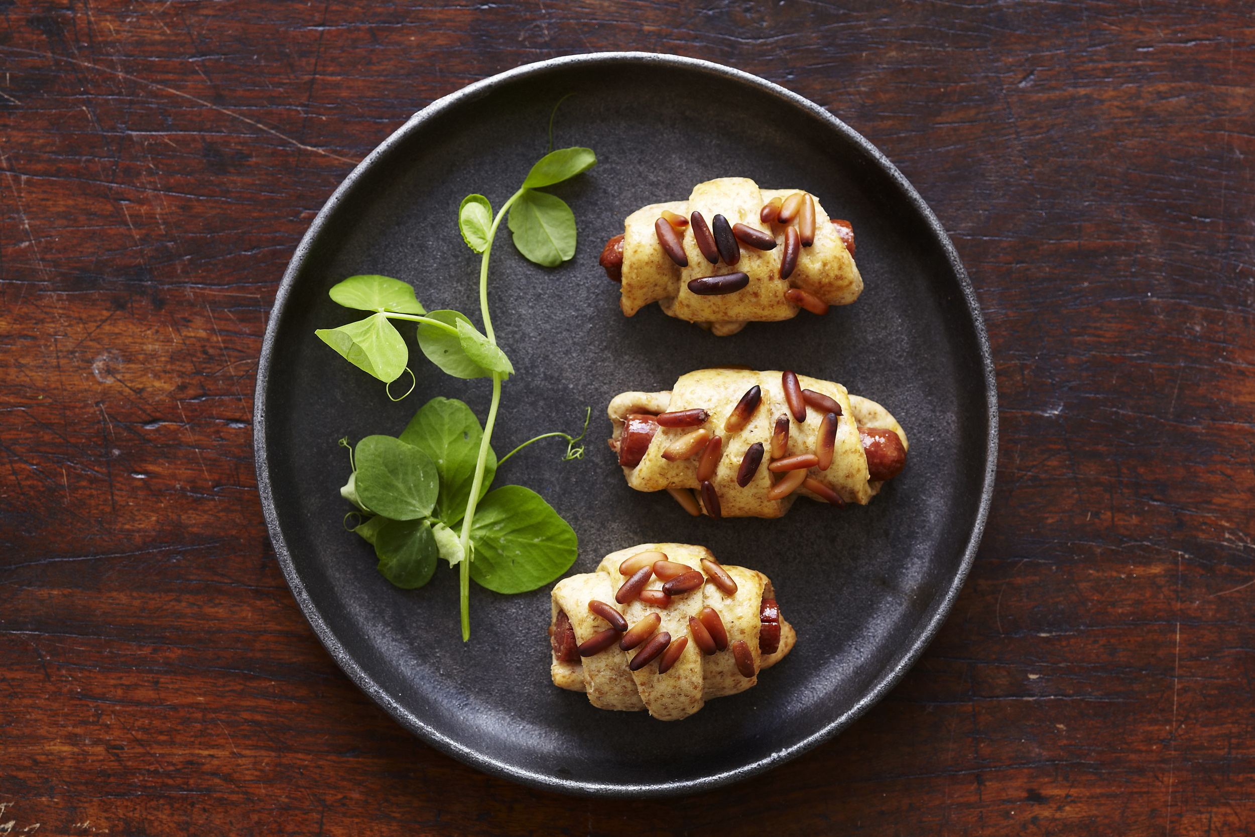 Pølsehorn med snackpølser og pinjekerner 