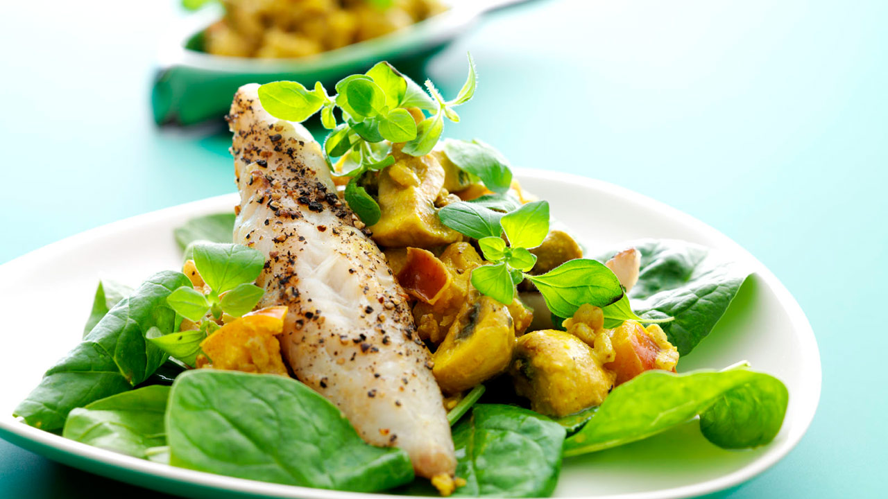 Ovnbagt havtaske med champignoner og rugkerner i karrycreme