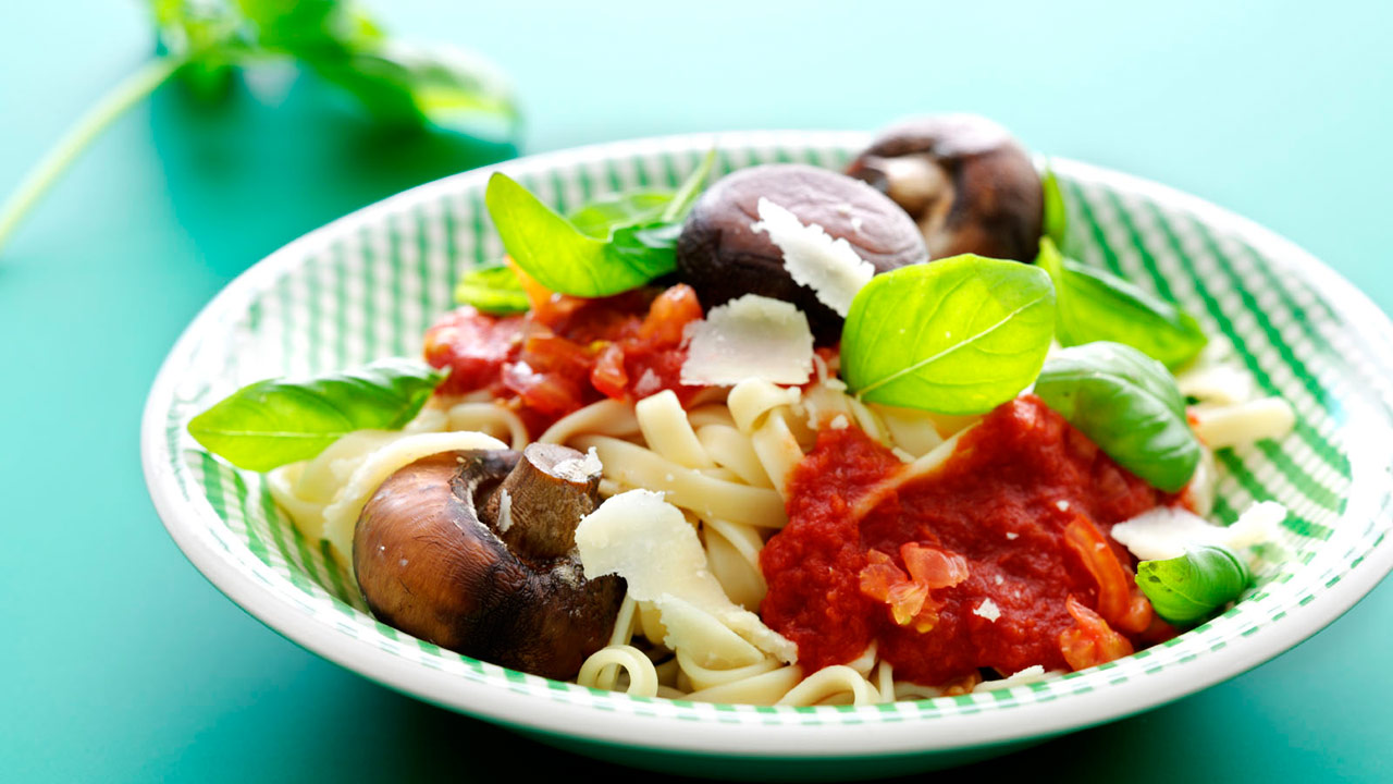 Stegte champignoner med pasta og tomatsauce