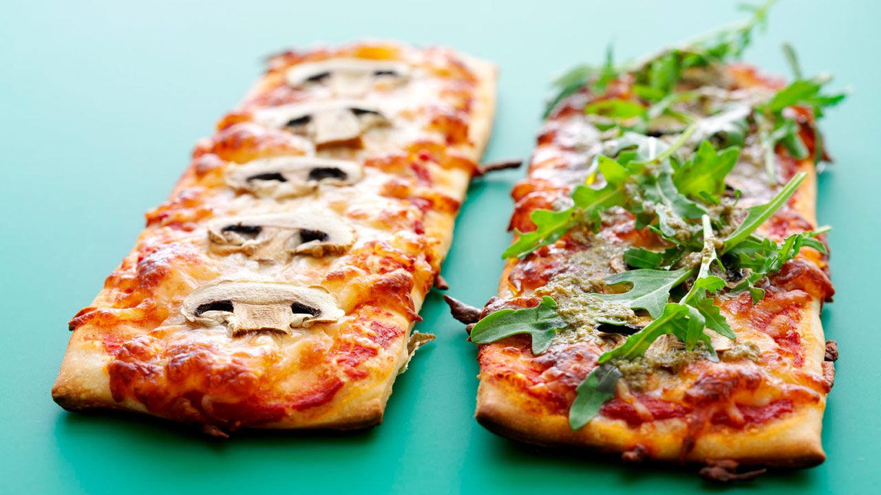 Nem pizza med champignoner og pesto