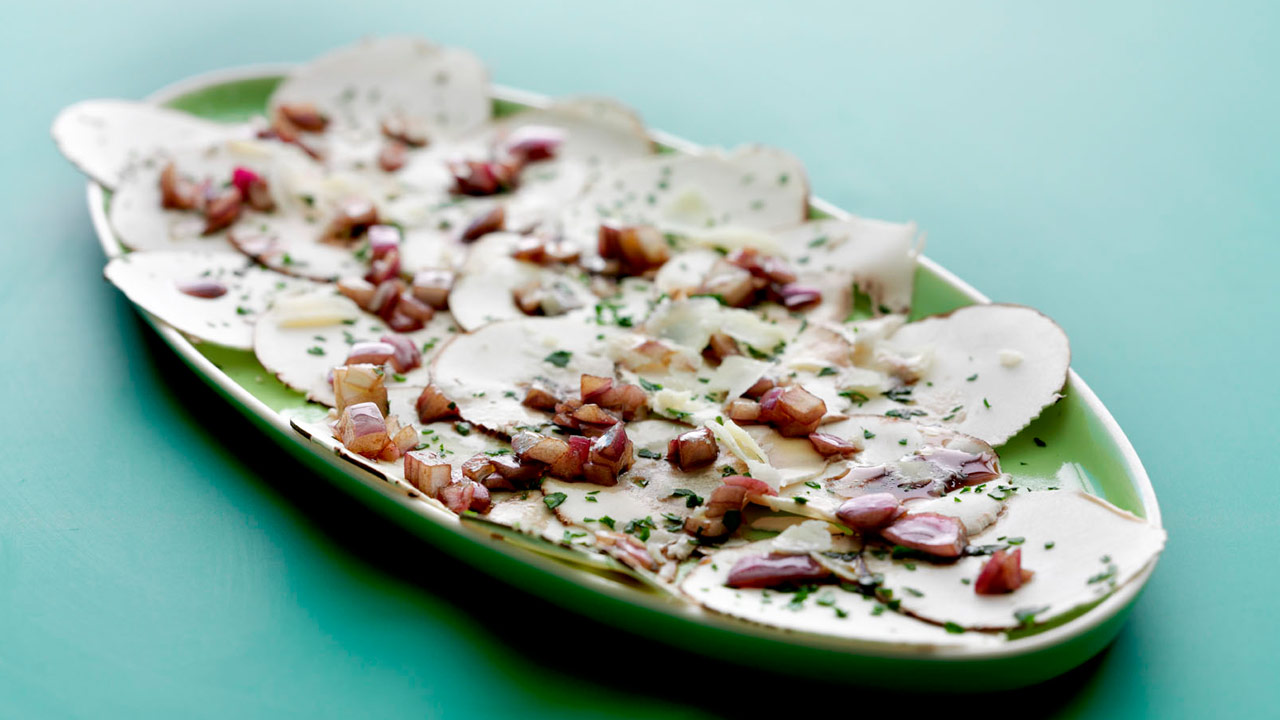 Champignon-carpaccio med rødløgsdressing