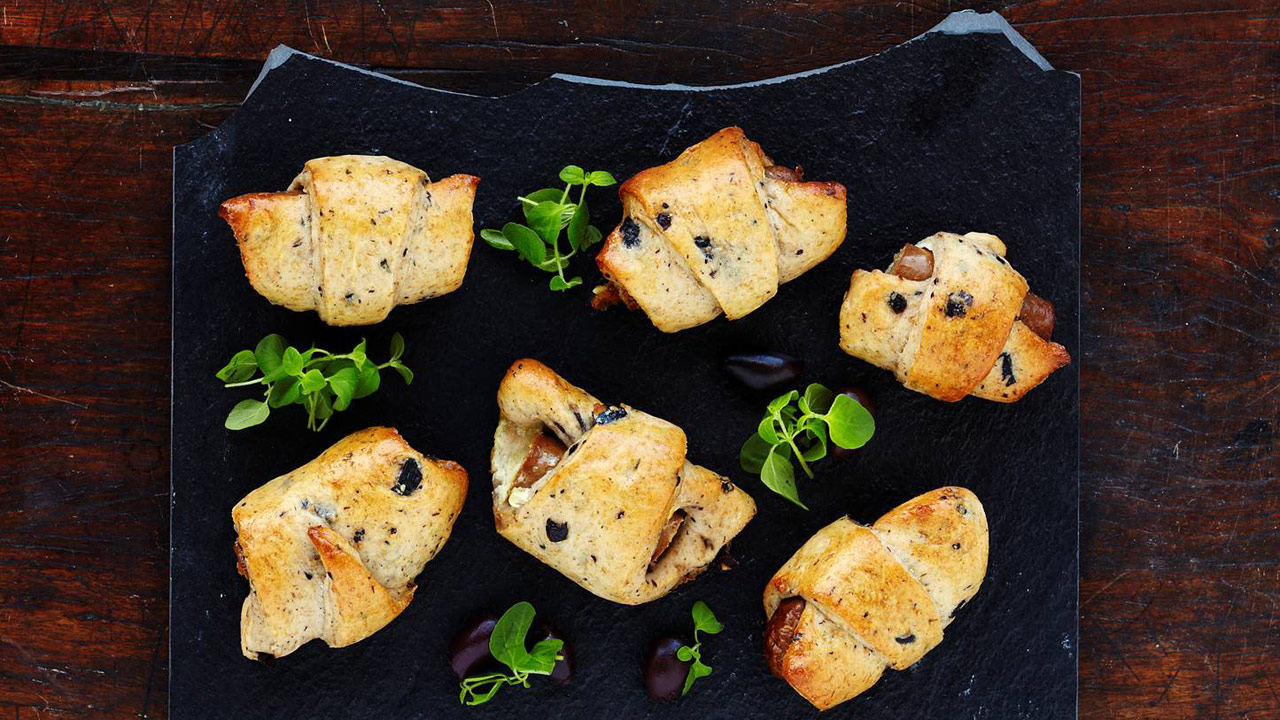 Pølsehorn med oliven og hvidløgsmayonnaise