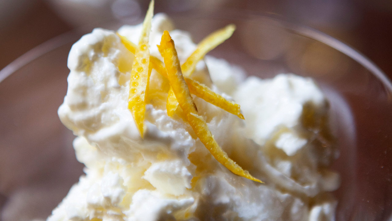 Yoghurt-is med appelsin og orangeblomstvand