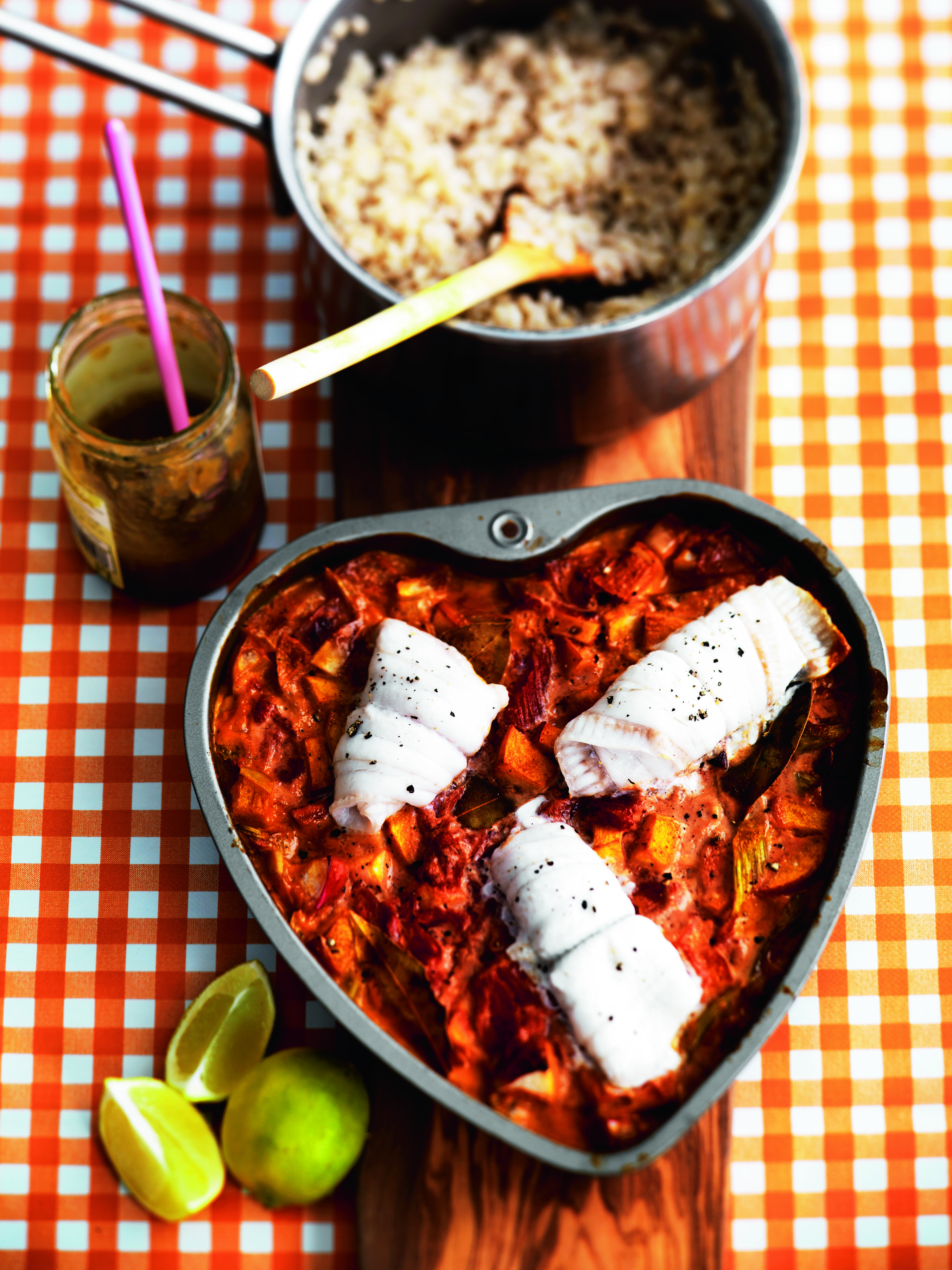 Indisk fisk i fad med grønne sager