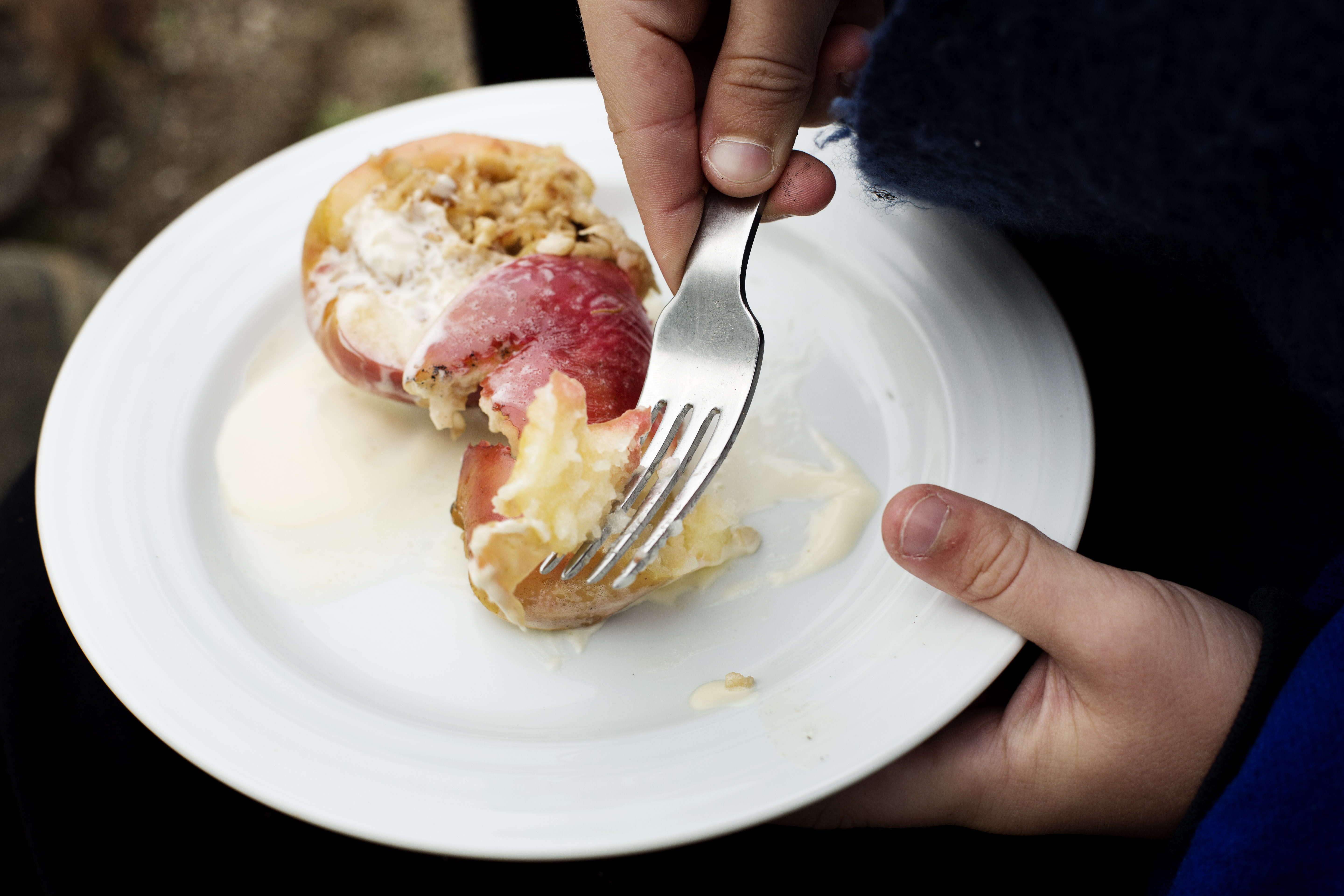 Bagte, fyldte æbler på bål
