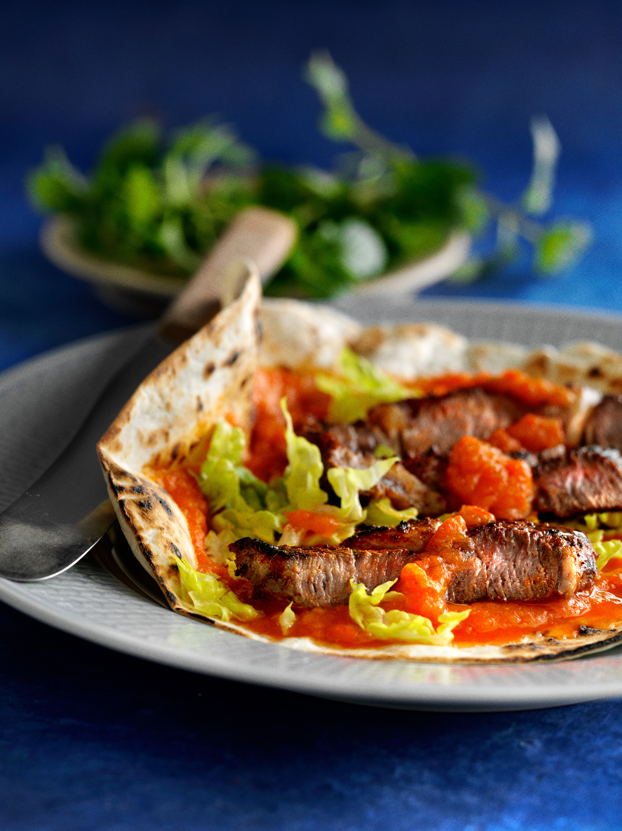 Tortillas med paprikabøffer og peberfrugtsauce