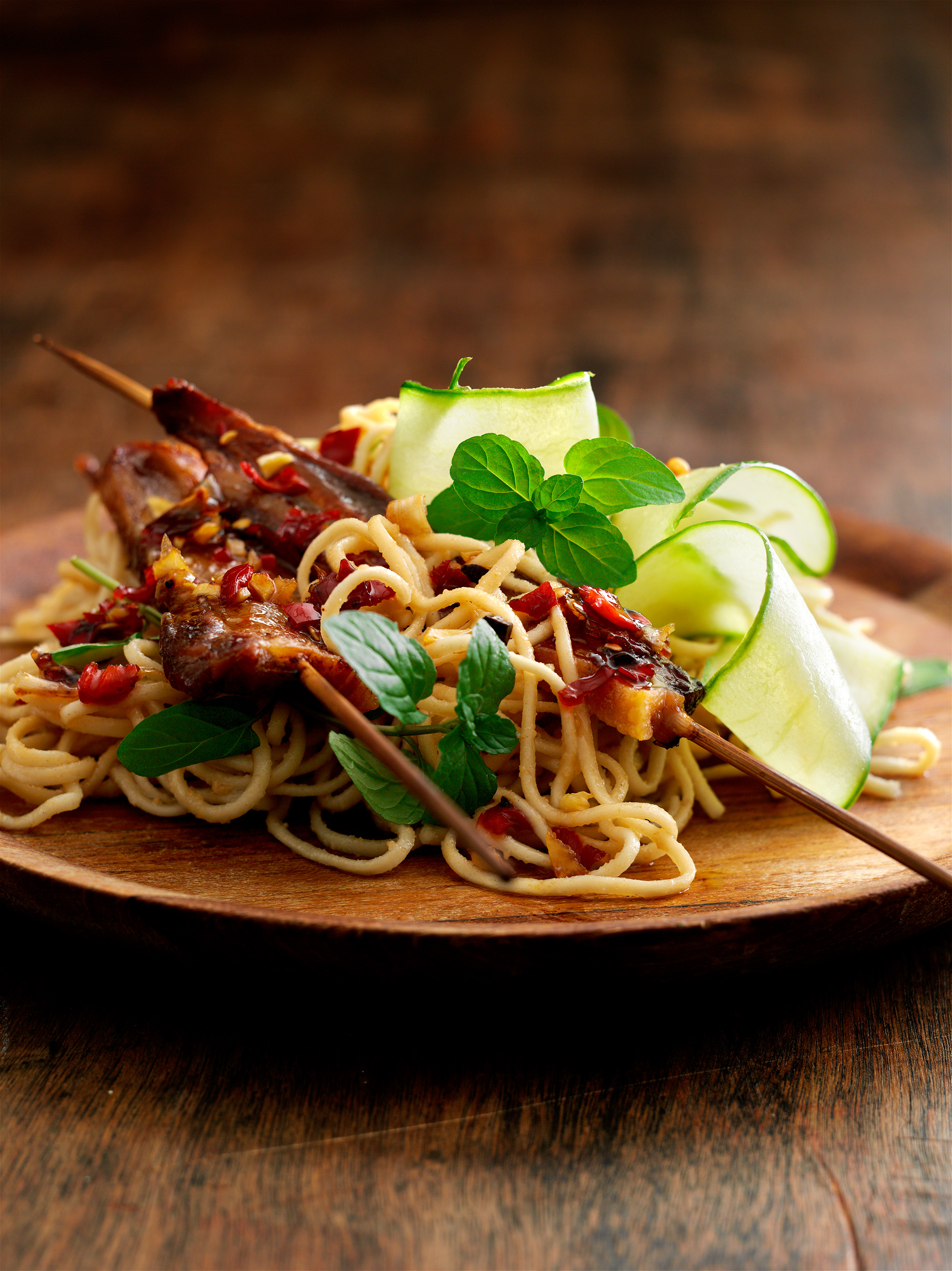 Glaseret flæsk og nudler i jordnøddesauce