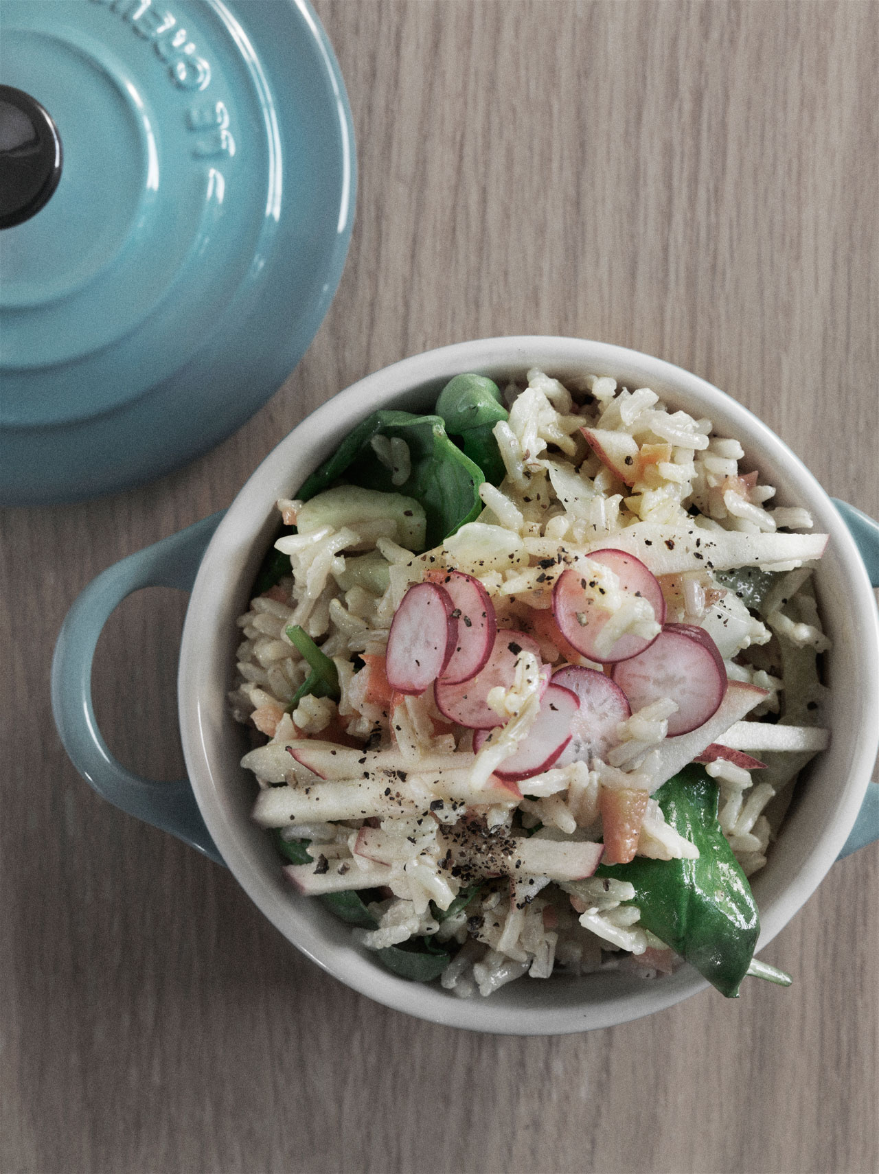 Lun salat med fuldkornsbasmati og grøntsager