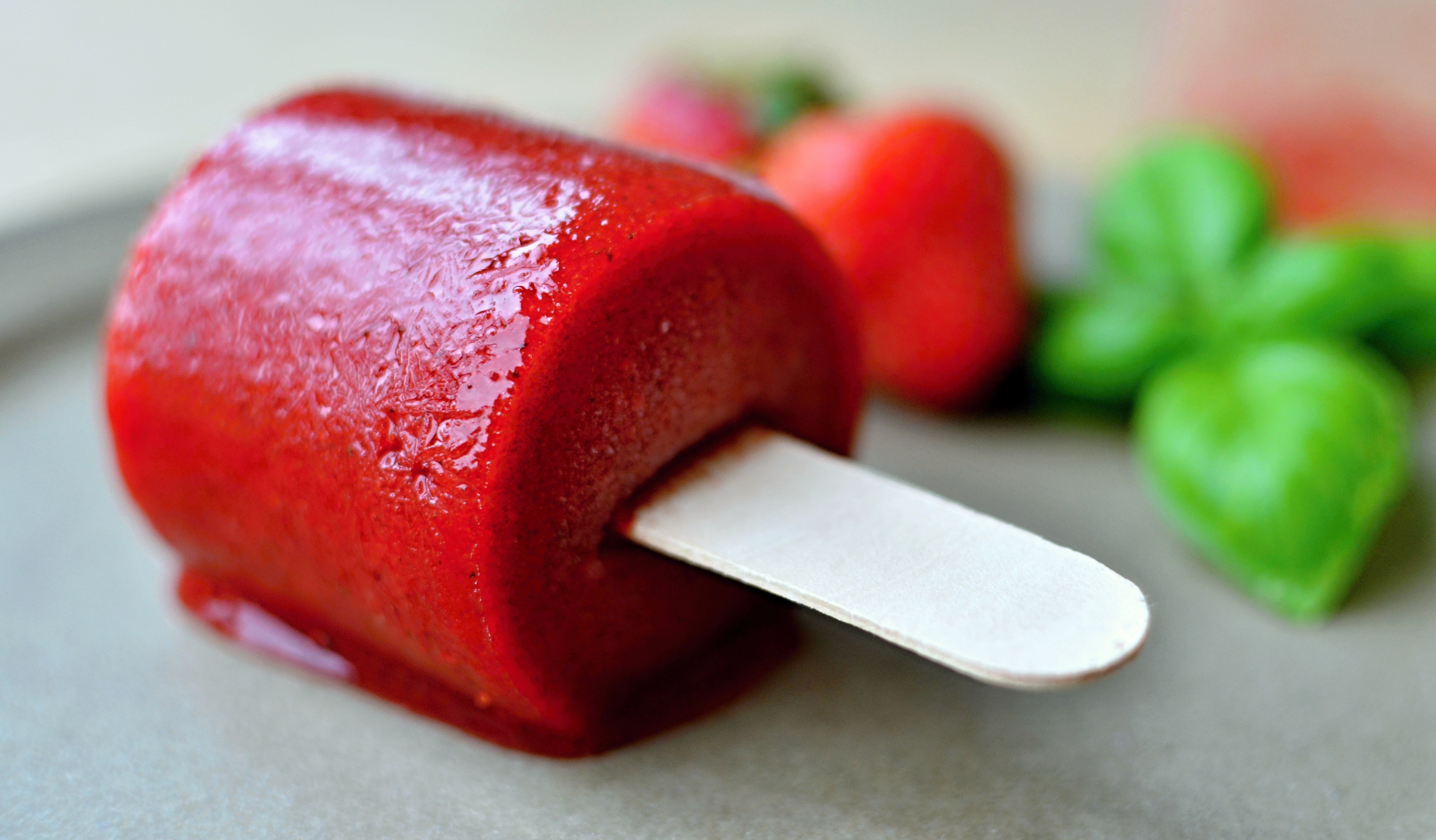 Jordbæris med vodka og basilikum (4 små skarpe)