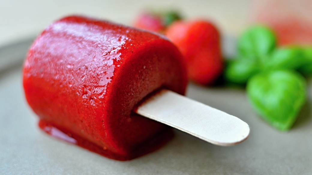 Jordbæris med vodka og basilikum (4 små skarpe)