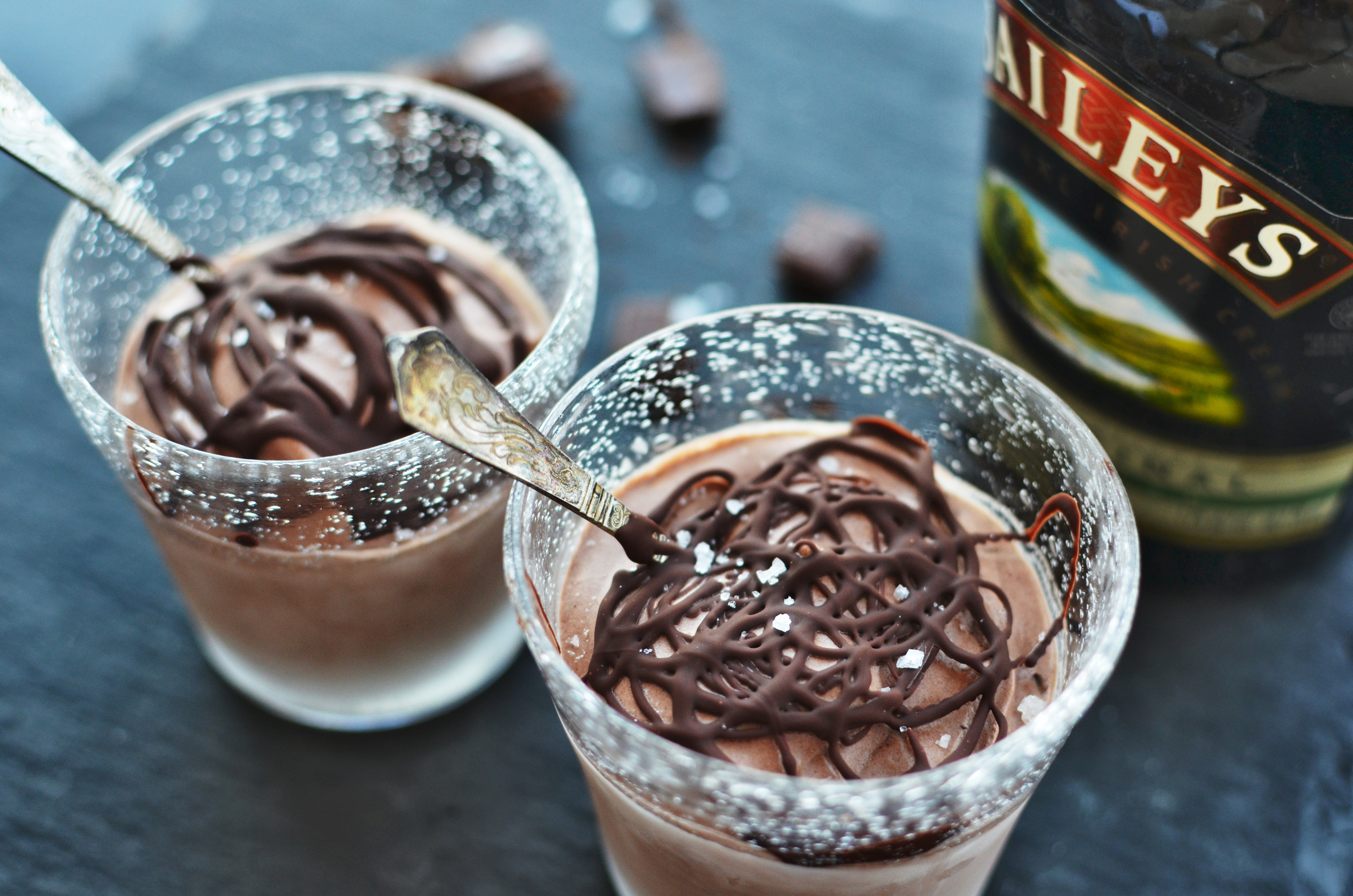 Chokoladeis med havsalt og Baileys (4 små isdesserter)