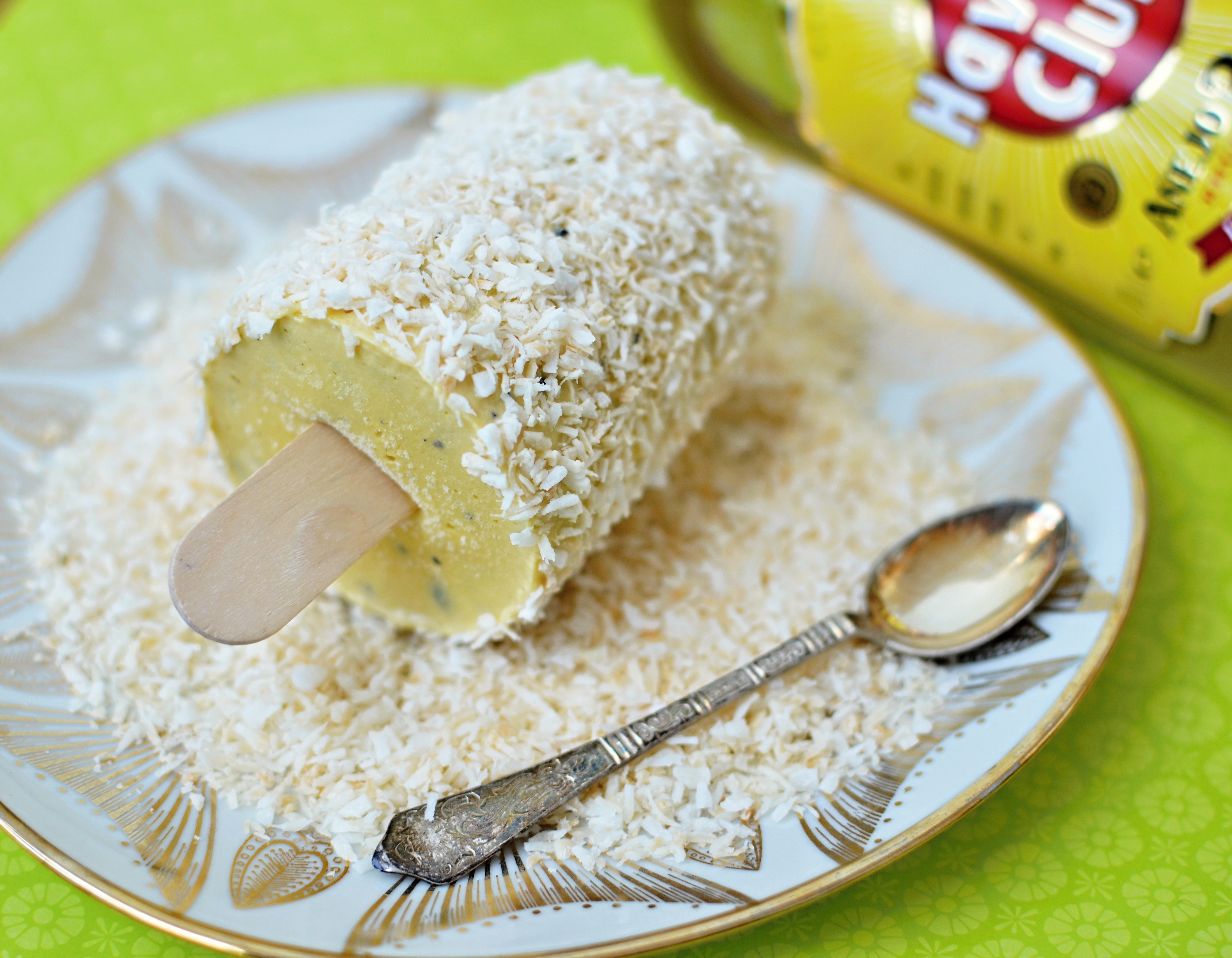 Yoghurtis med mango, lys rom og ristet kokos (4 små isdesserter)