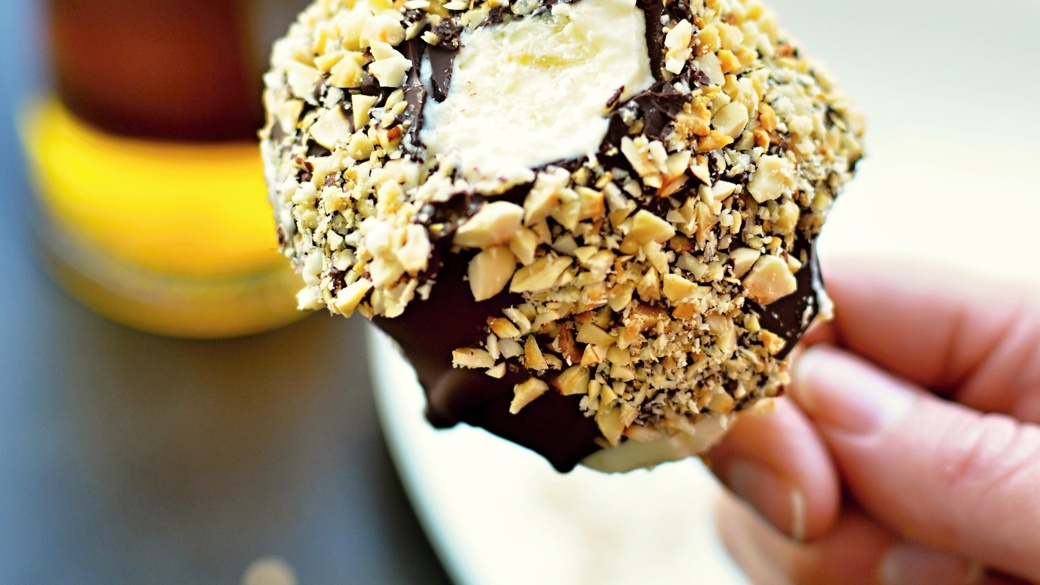 Æbleis med calvados og choko/nødde overtræk (4 små isbomber)