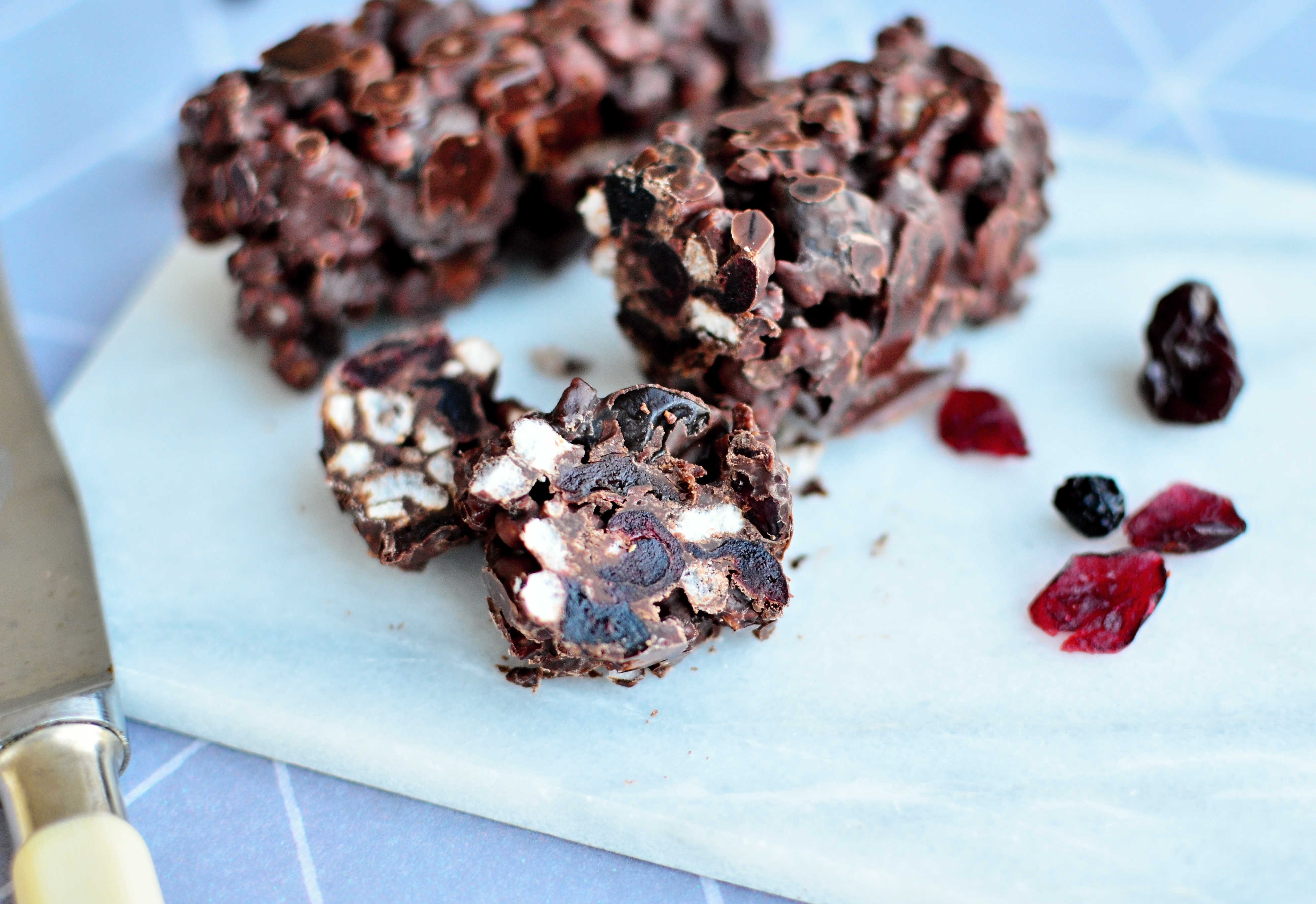 Risbrud med tørrede bær og mørk chokolade