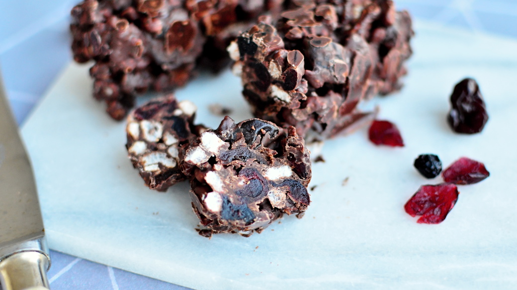 Risbrud med tørrede bær og mørk chokolade