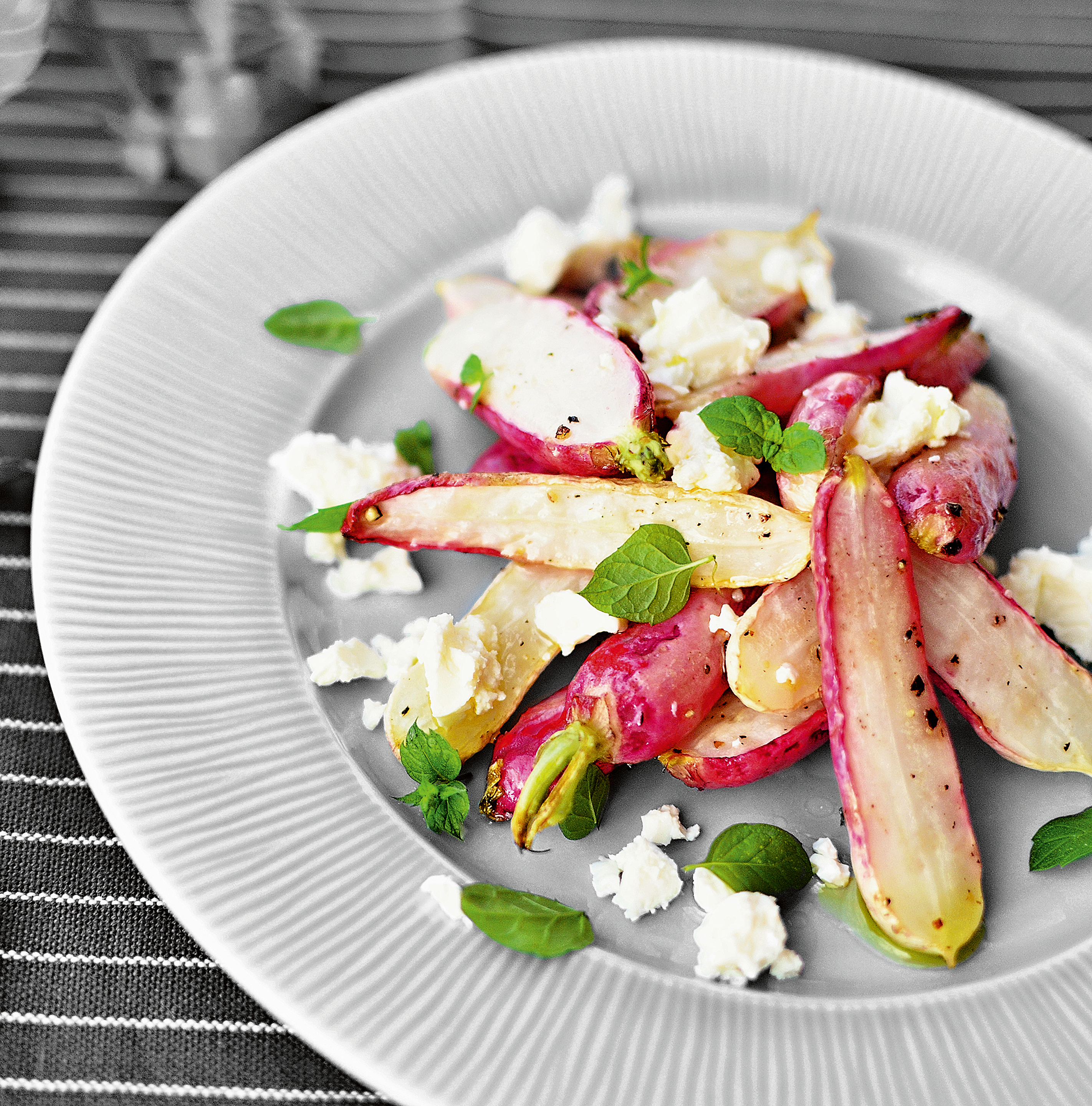 Bagte radiser med mynte og feta