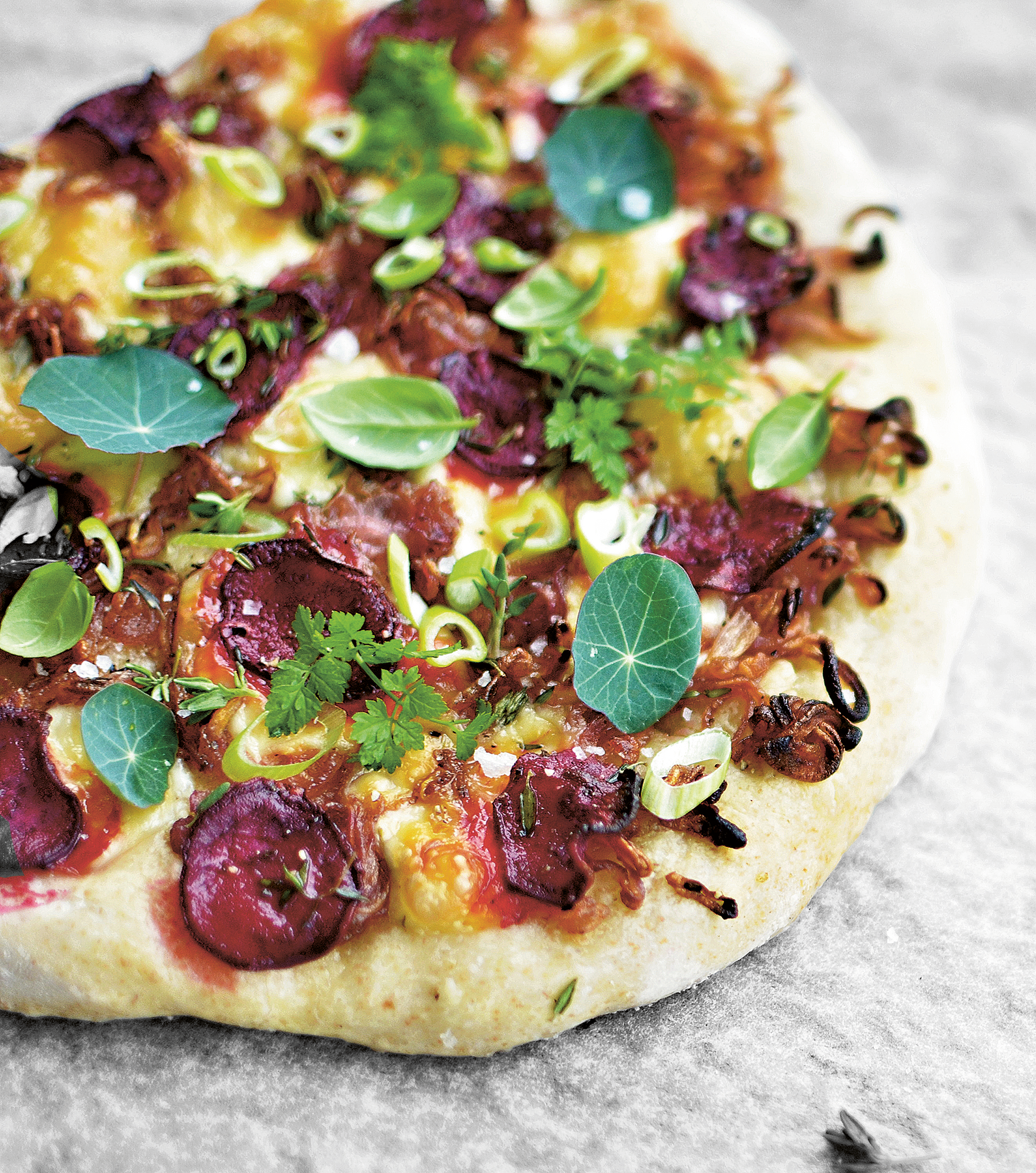 Grovpizza med karamelliserede rødløg og rødbede