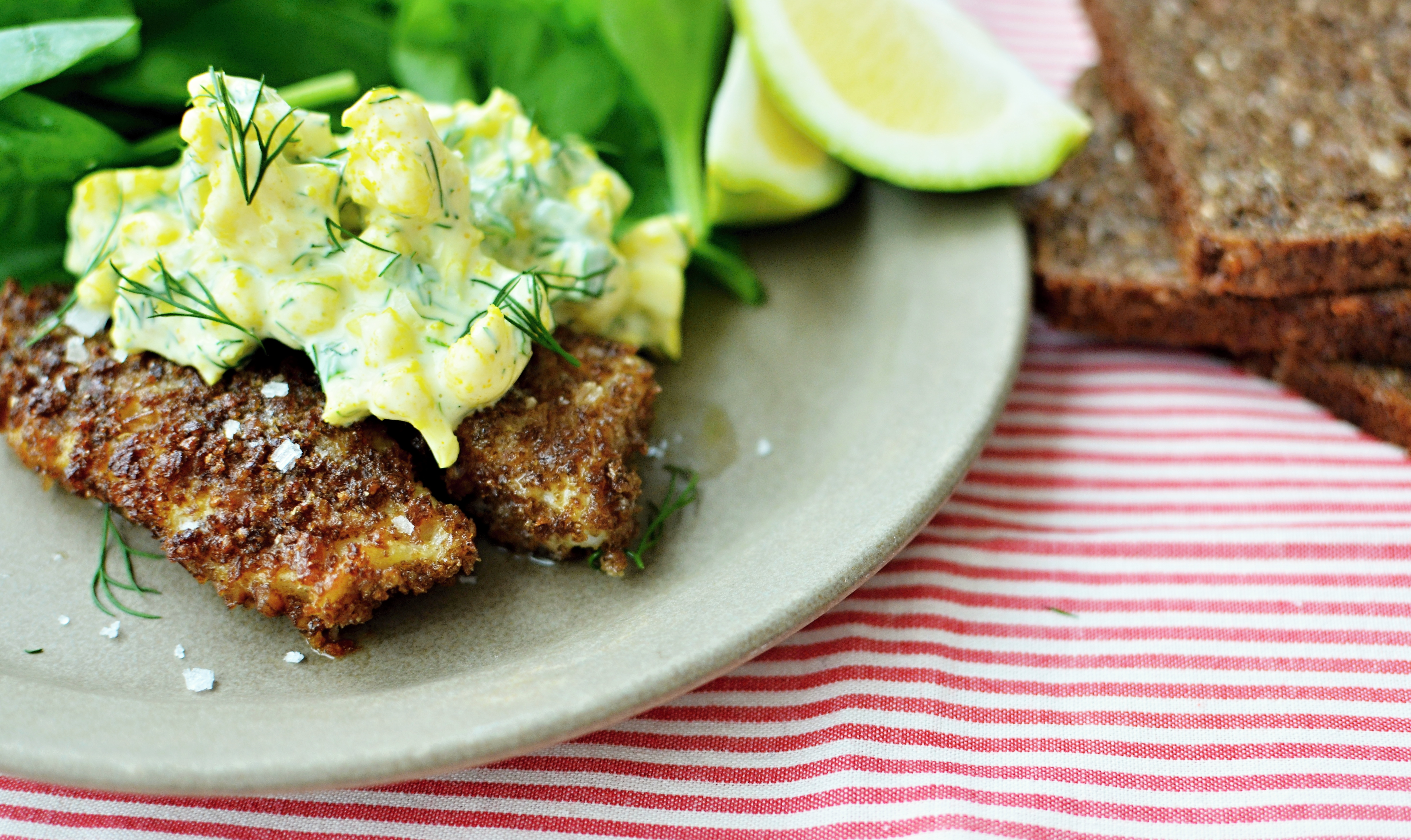 Blomkålsremoulade og rugbrødsvendte fiskepinde