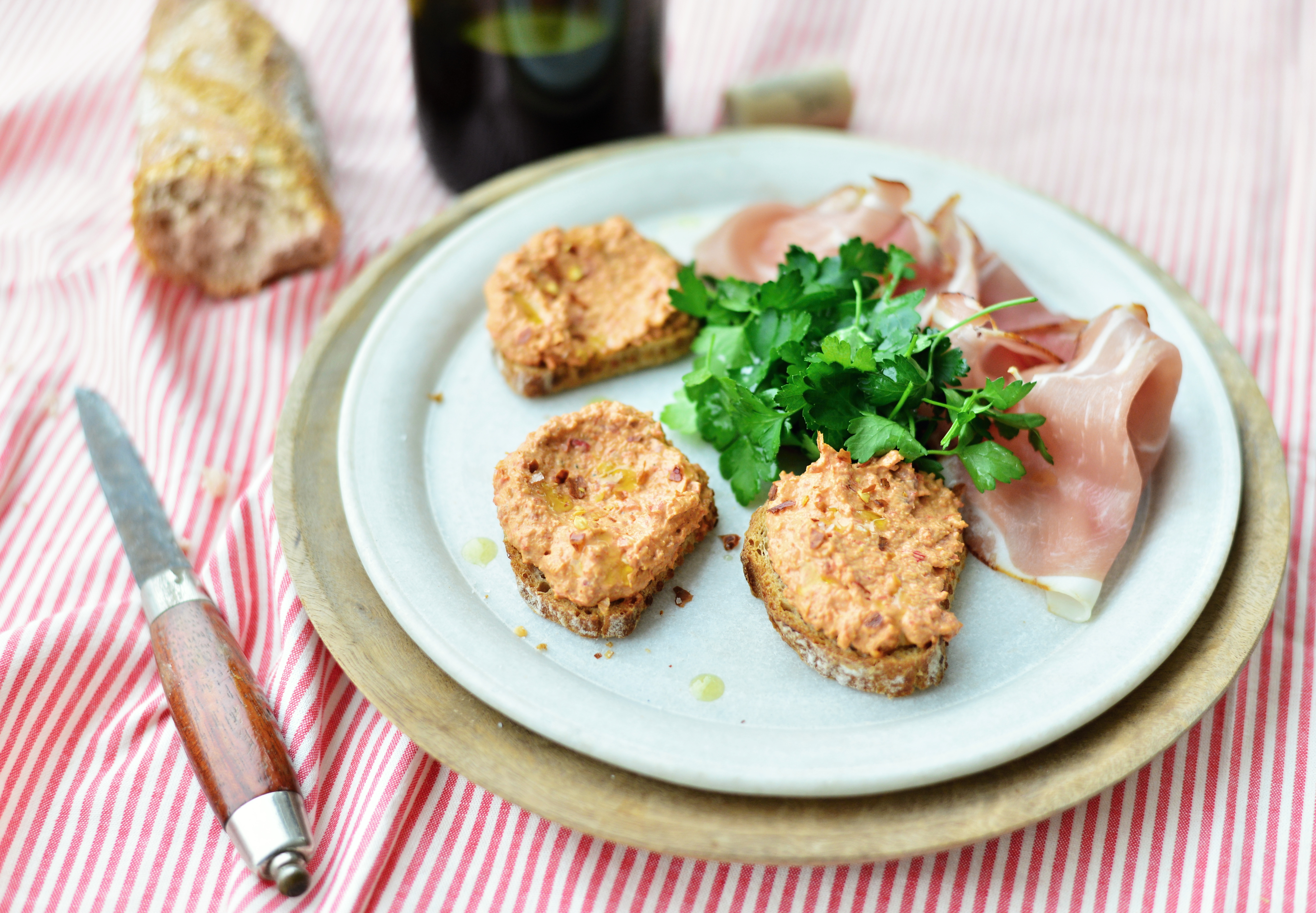 Fetadip med peberfrugt og valnødder