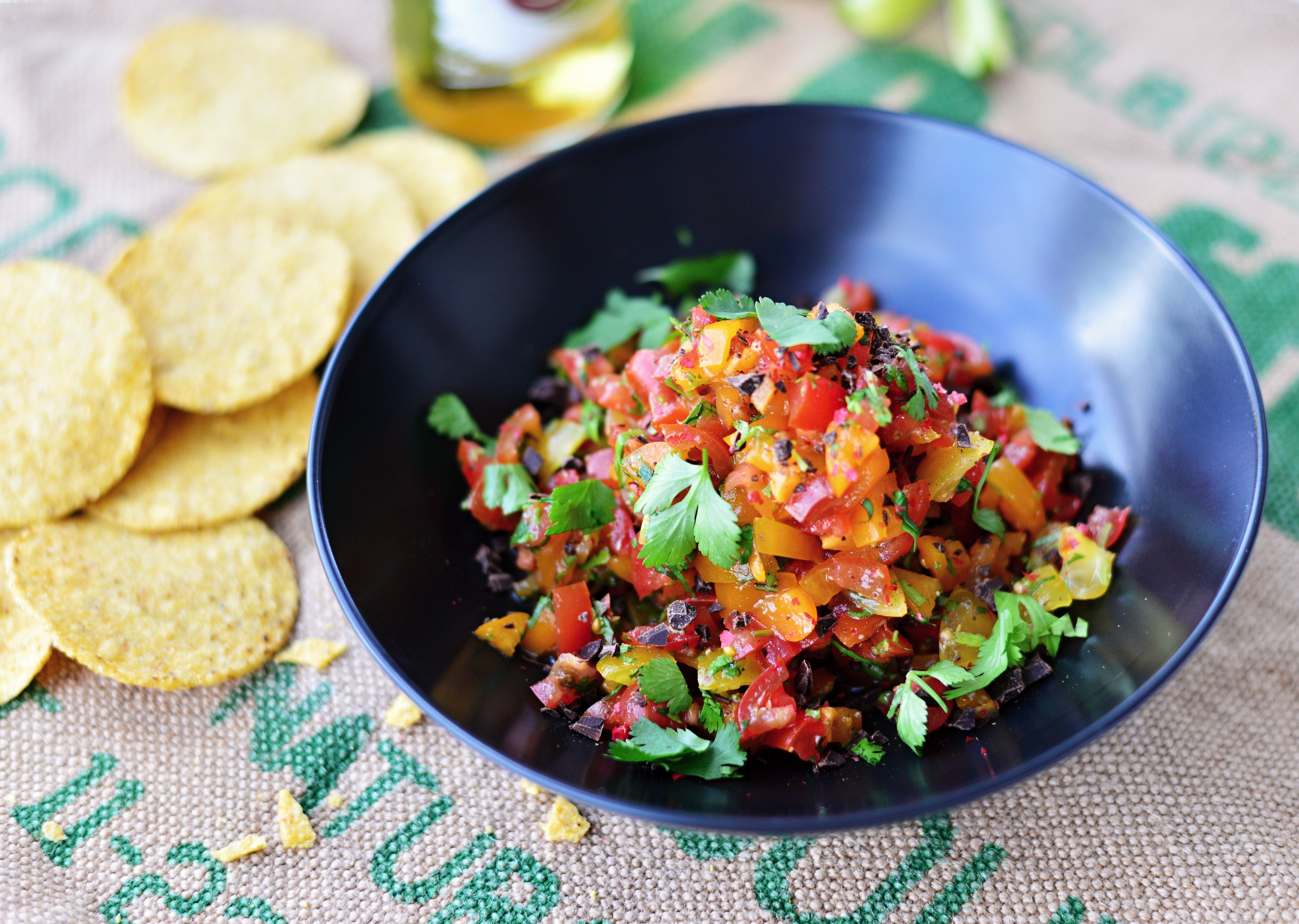 Stærk tomatsalsa med koriander og mørk chokolade