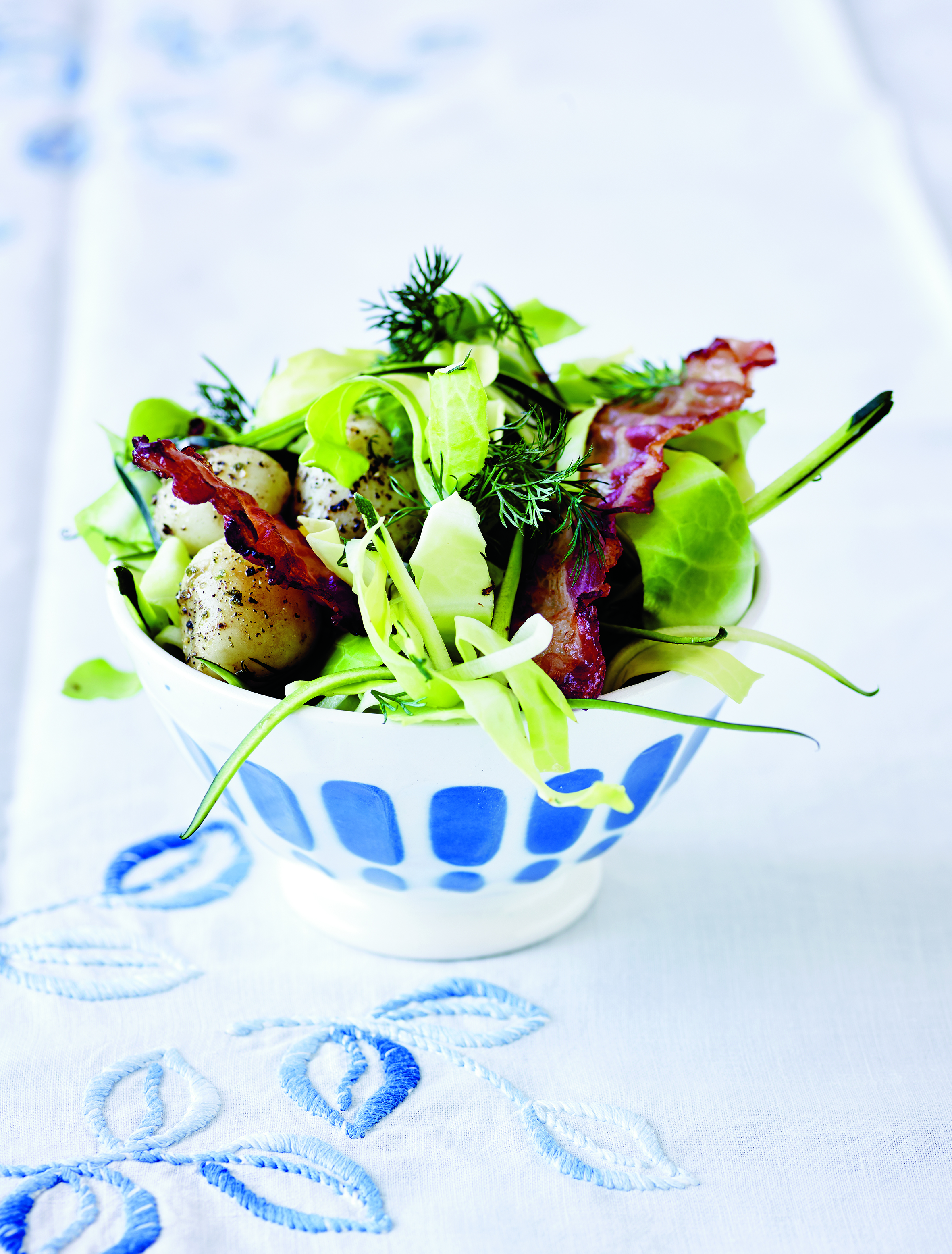 Kartoffelsalat med spidskål og bacon