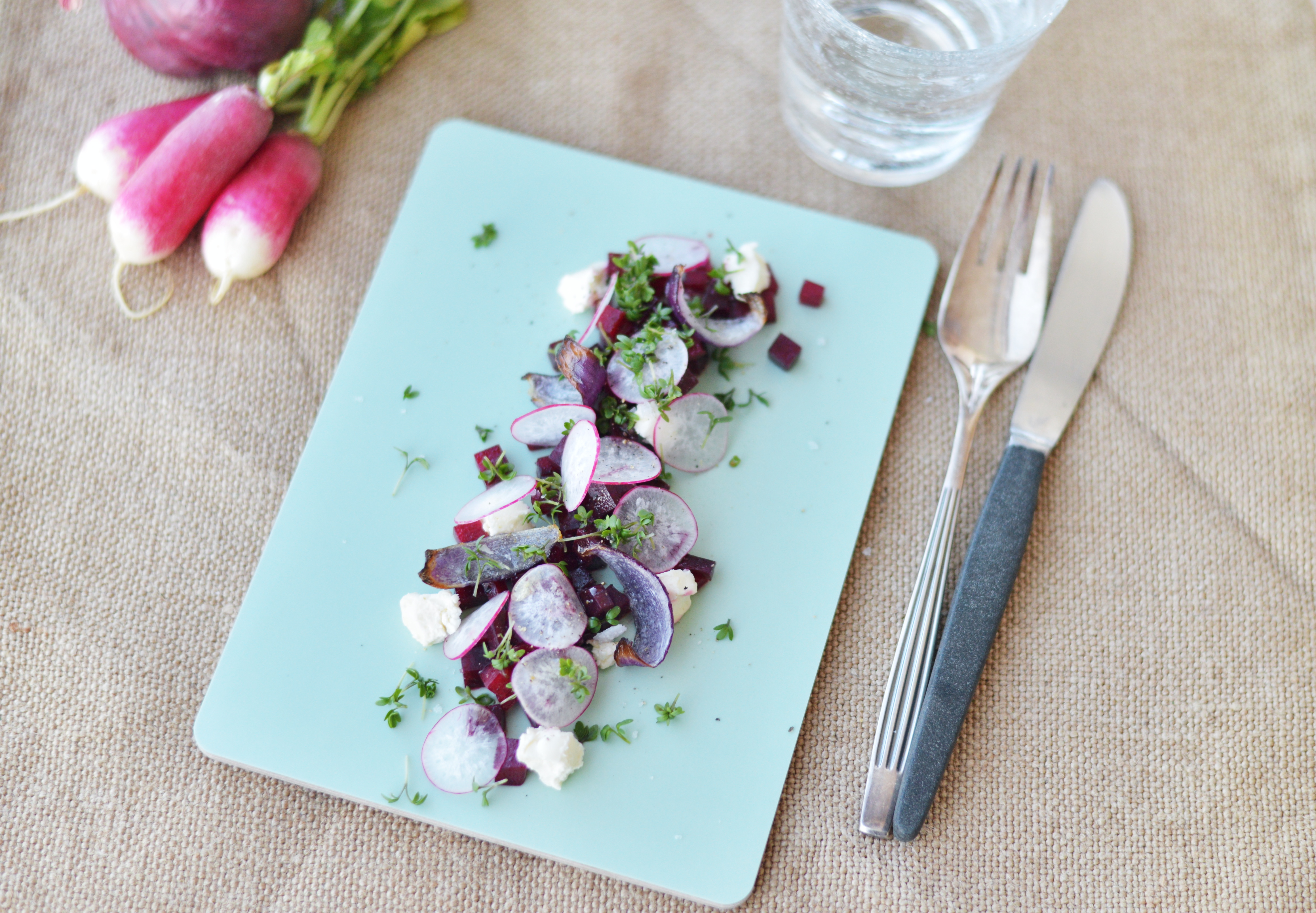Sprød rødbedetatar med bagte løg og gedeost
