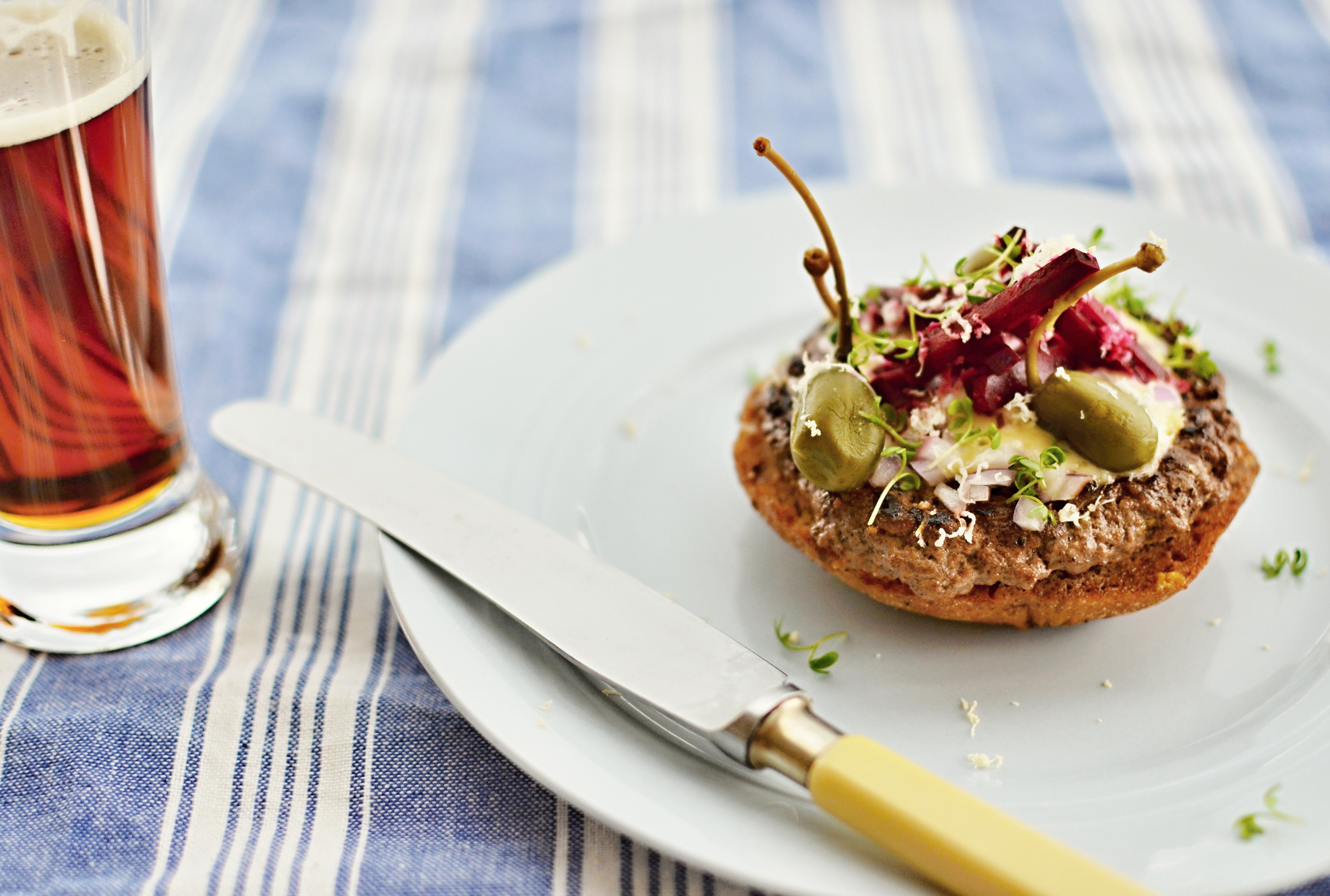 Pariserbøf med peberrodscreme og råsyltede rødbeder