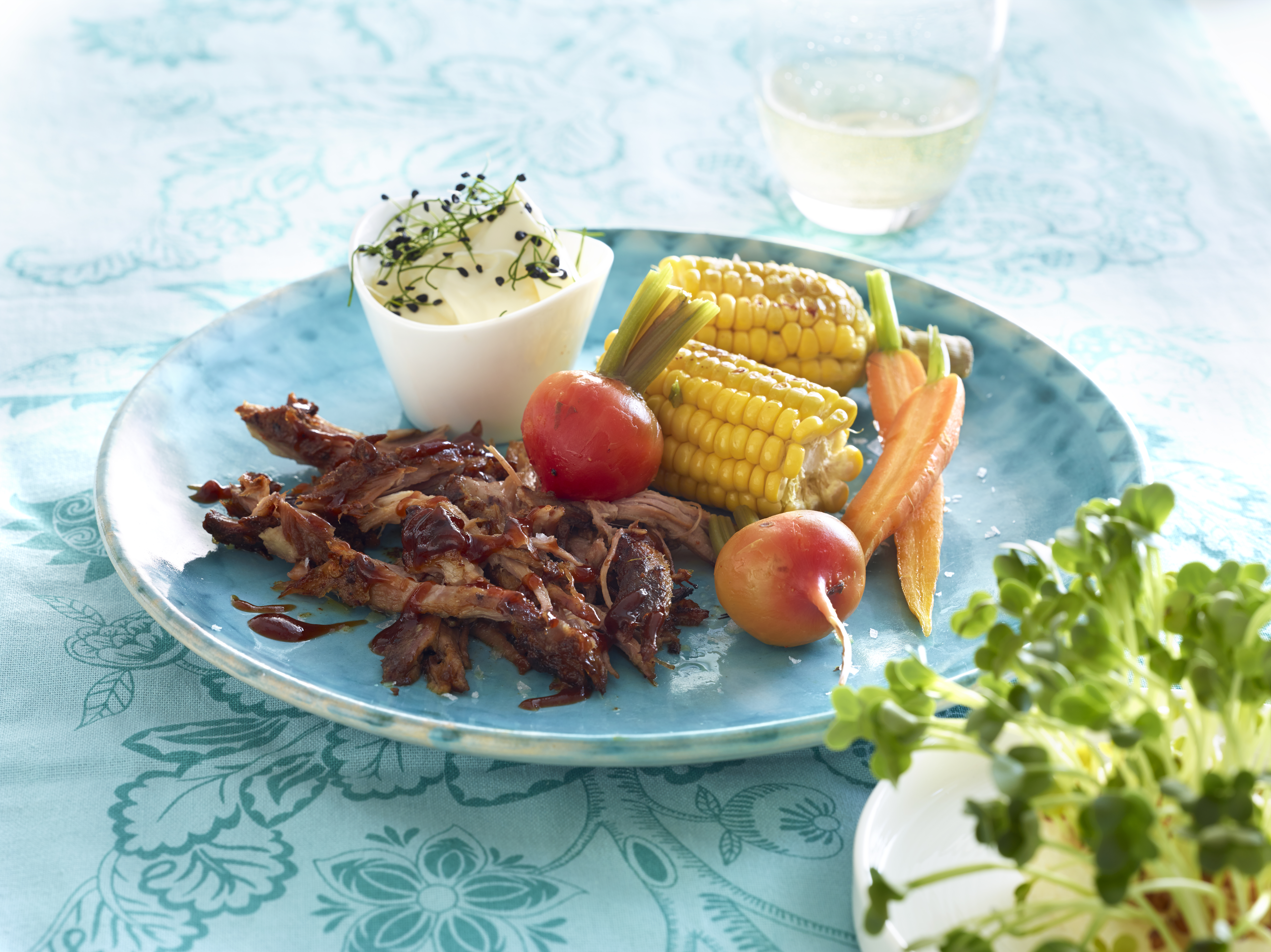 Pulled pork med sensommergrøntsager