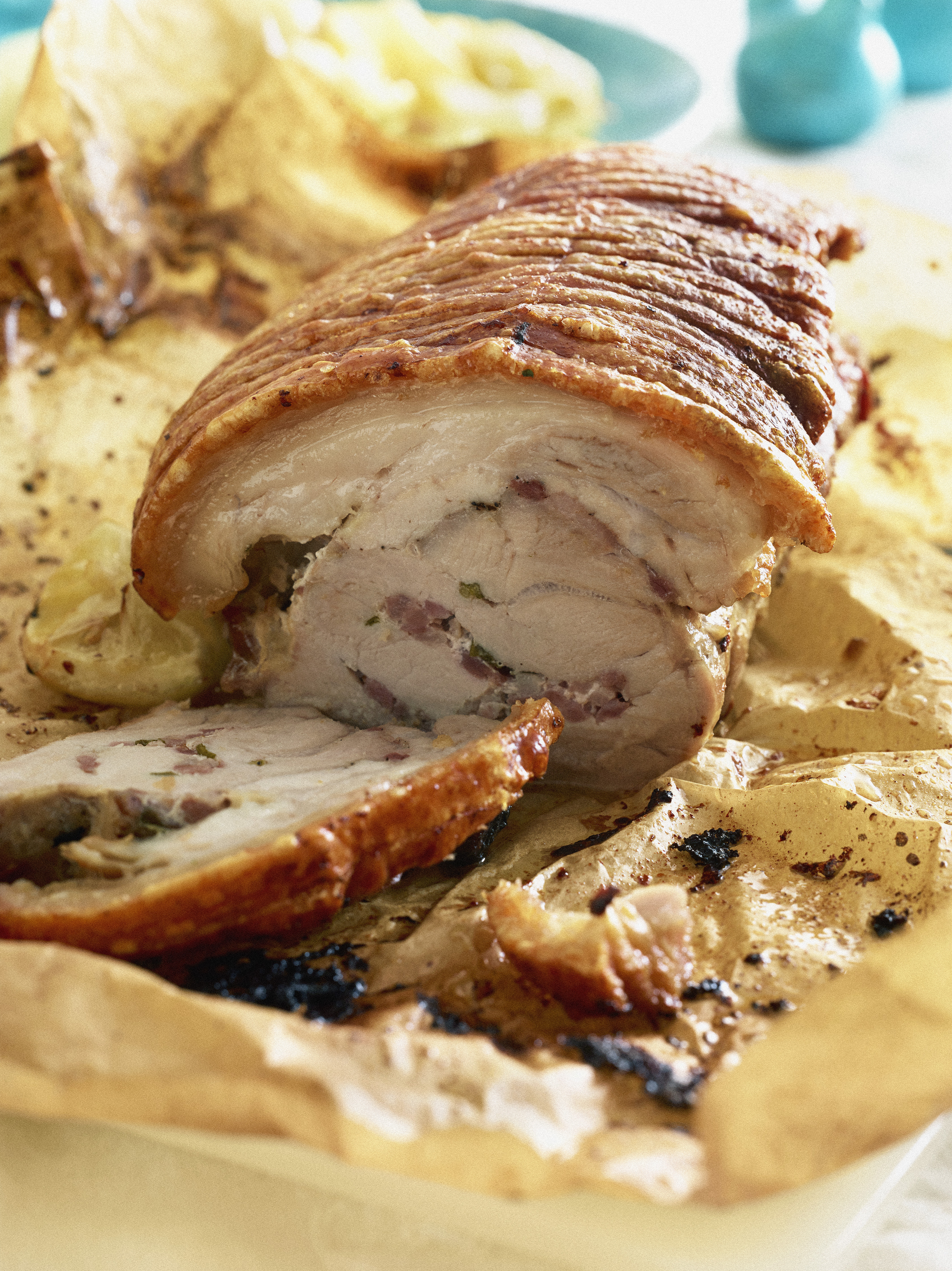 Fyldt svinekam med svær a la Italien