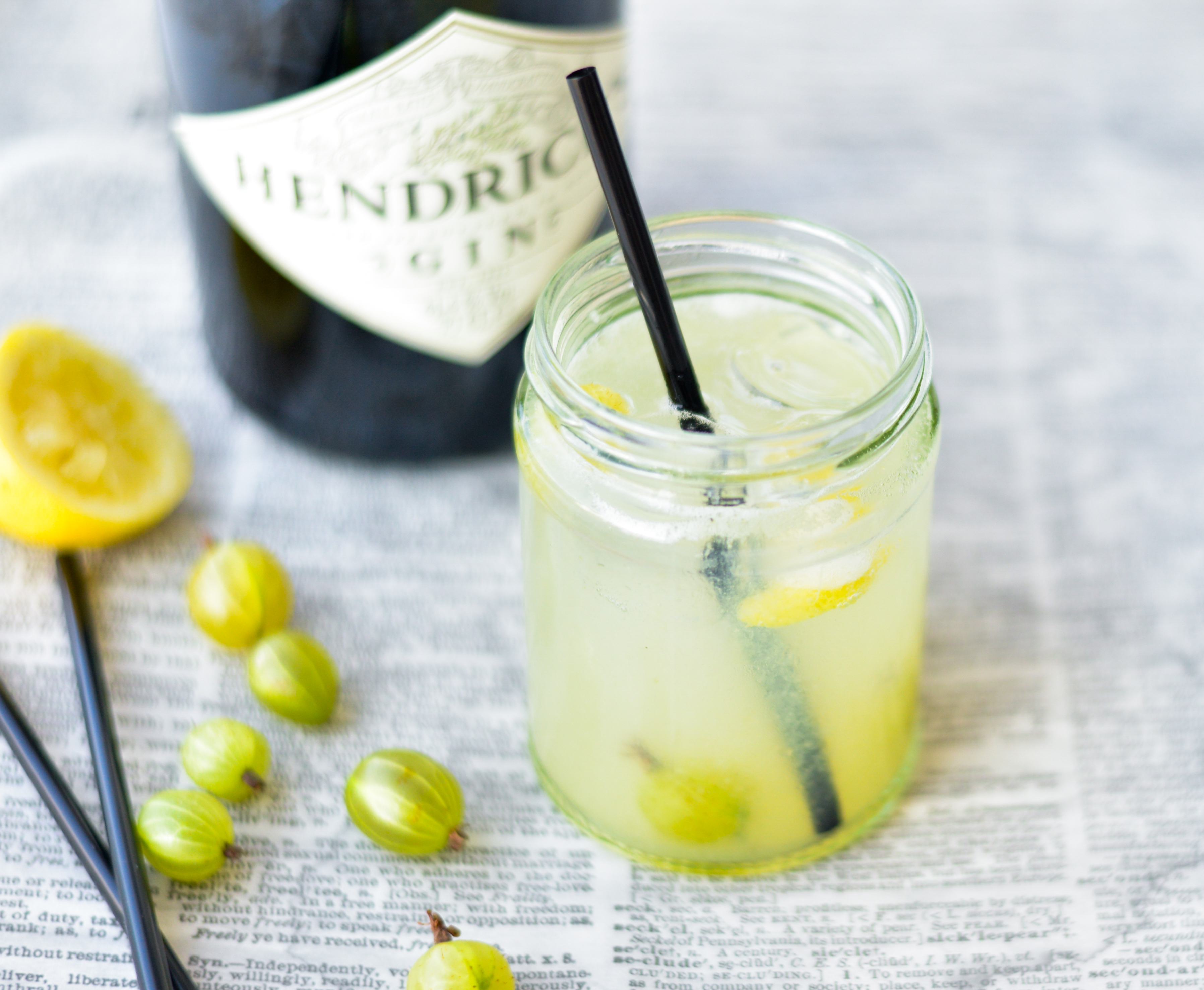 Sommercocktail med gin og stikkelsbær