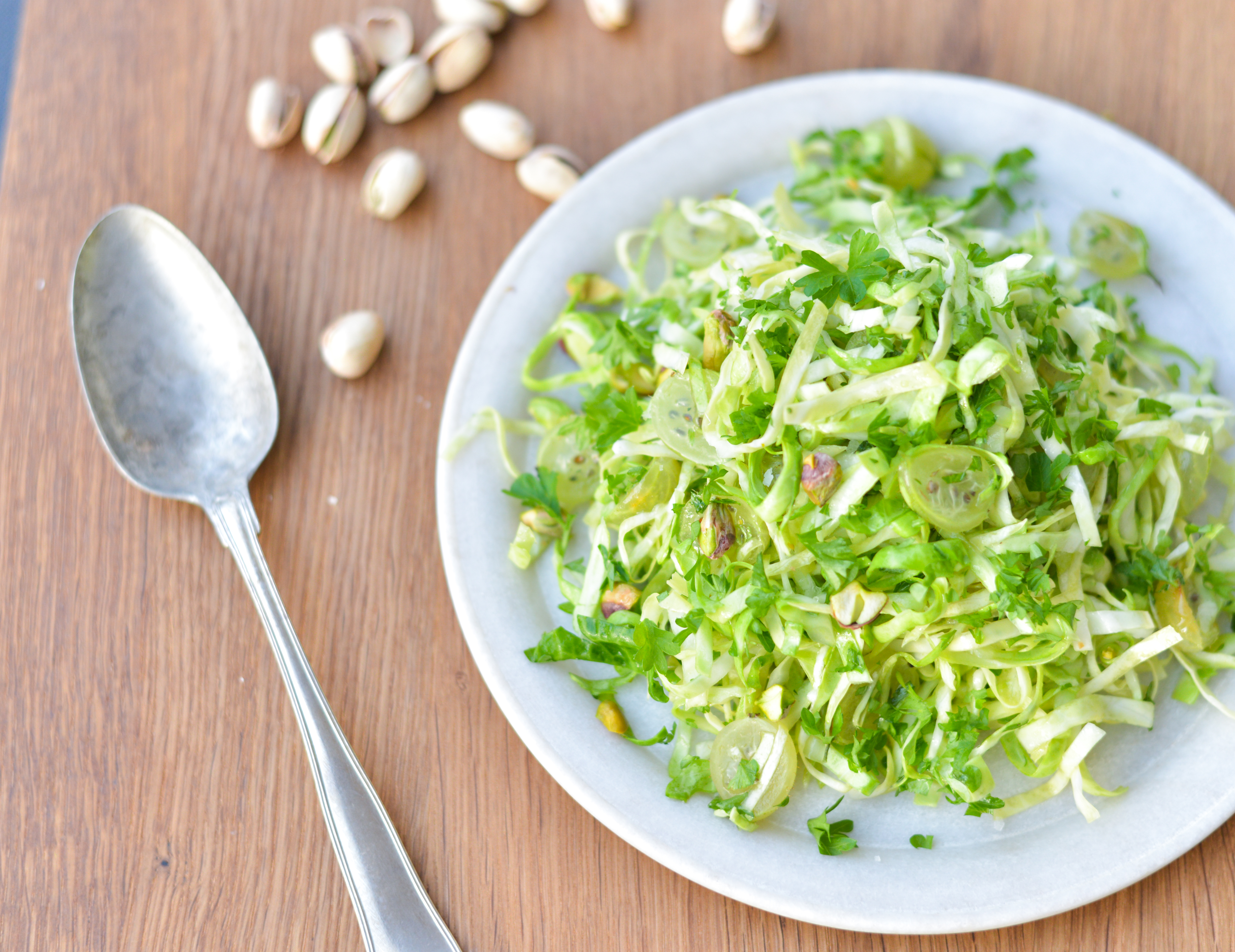 Spidskålssalat med stikkelsbær og pistacienødder