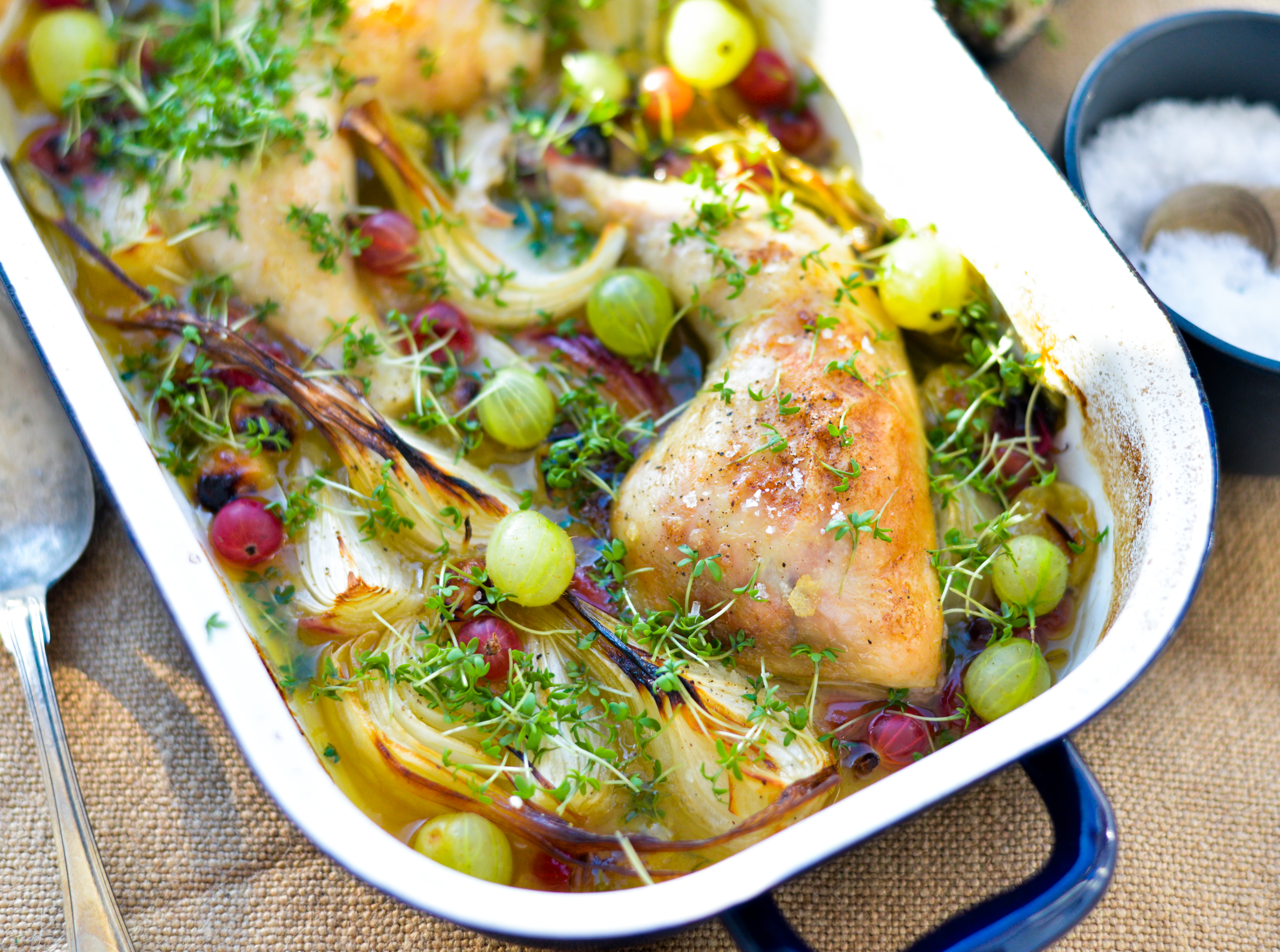 Ovnstegt kylling, stikkelsbær og nye løg
