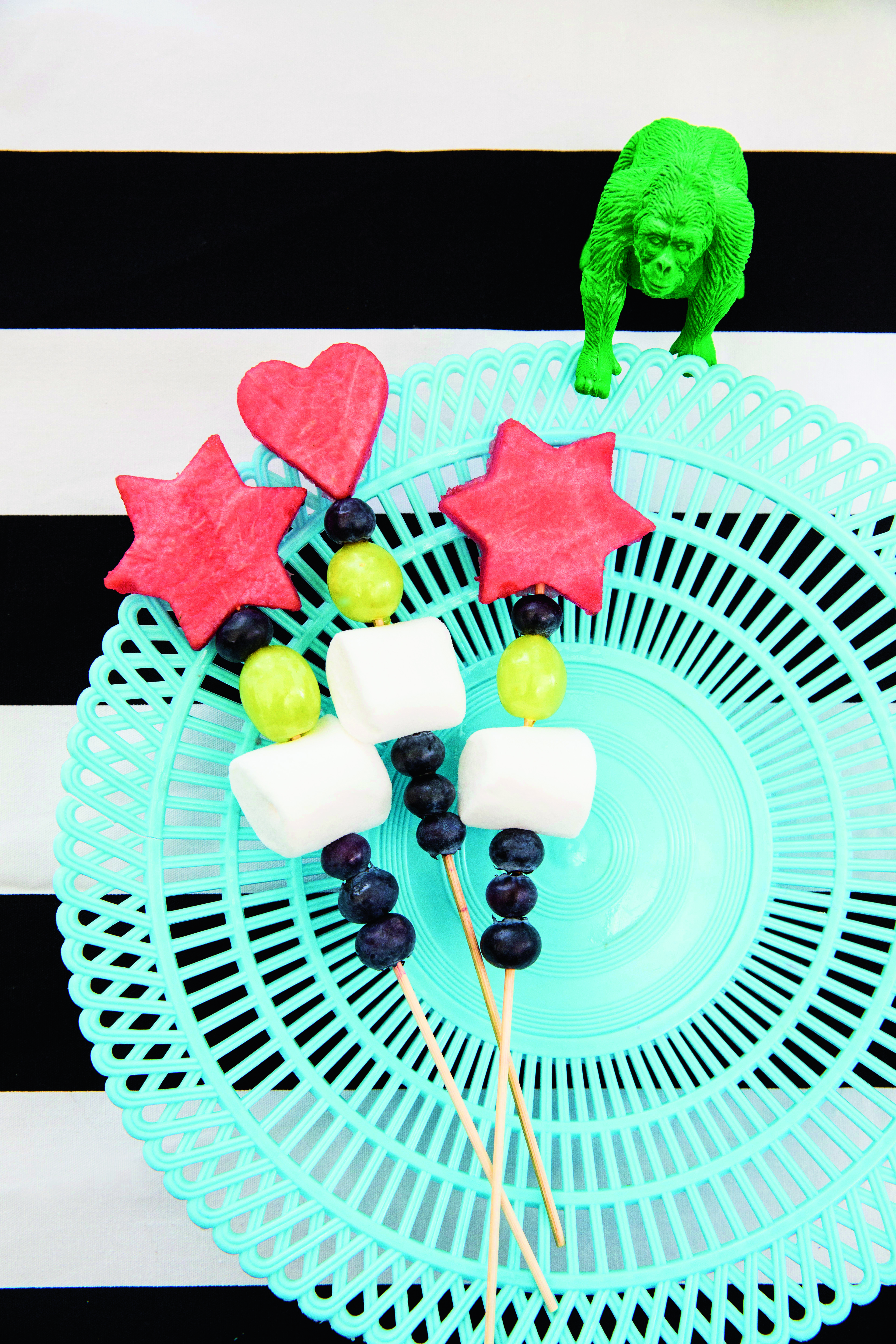 Fine frugt- og bærspyd med slik