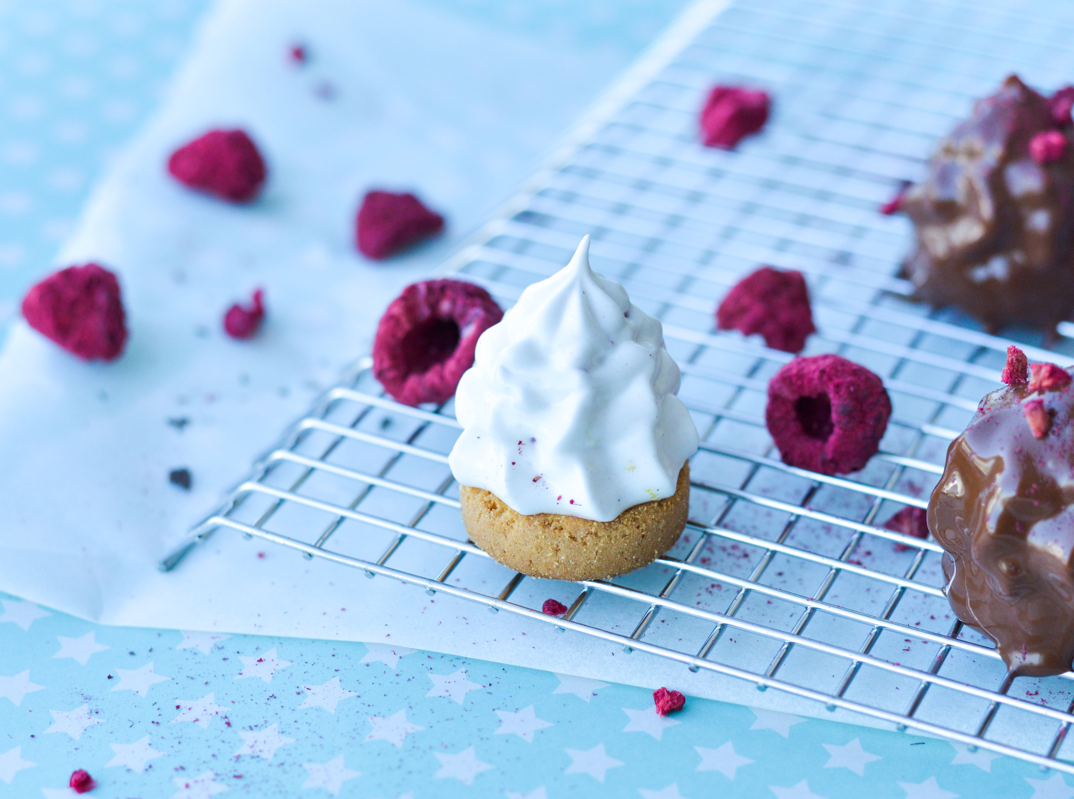 Sommerflødeboller med hindbær/orangeskum og kammerjunkere