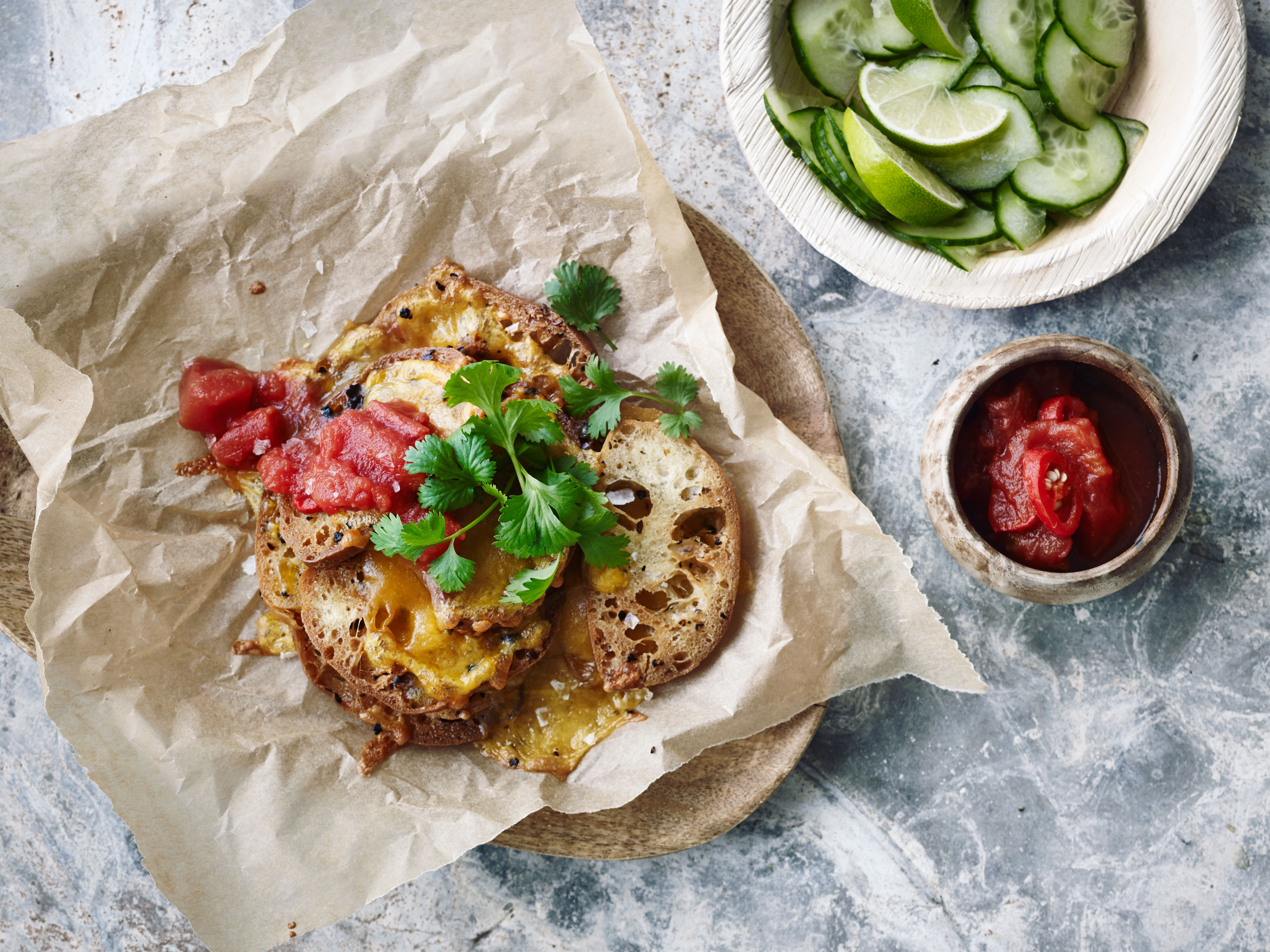 Brødnachos med cheddar og chilichutney