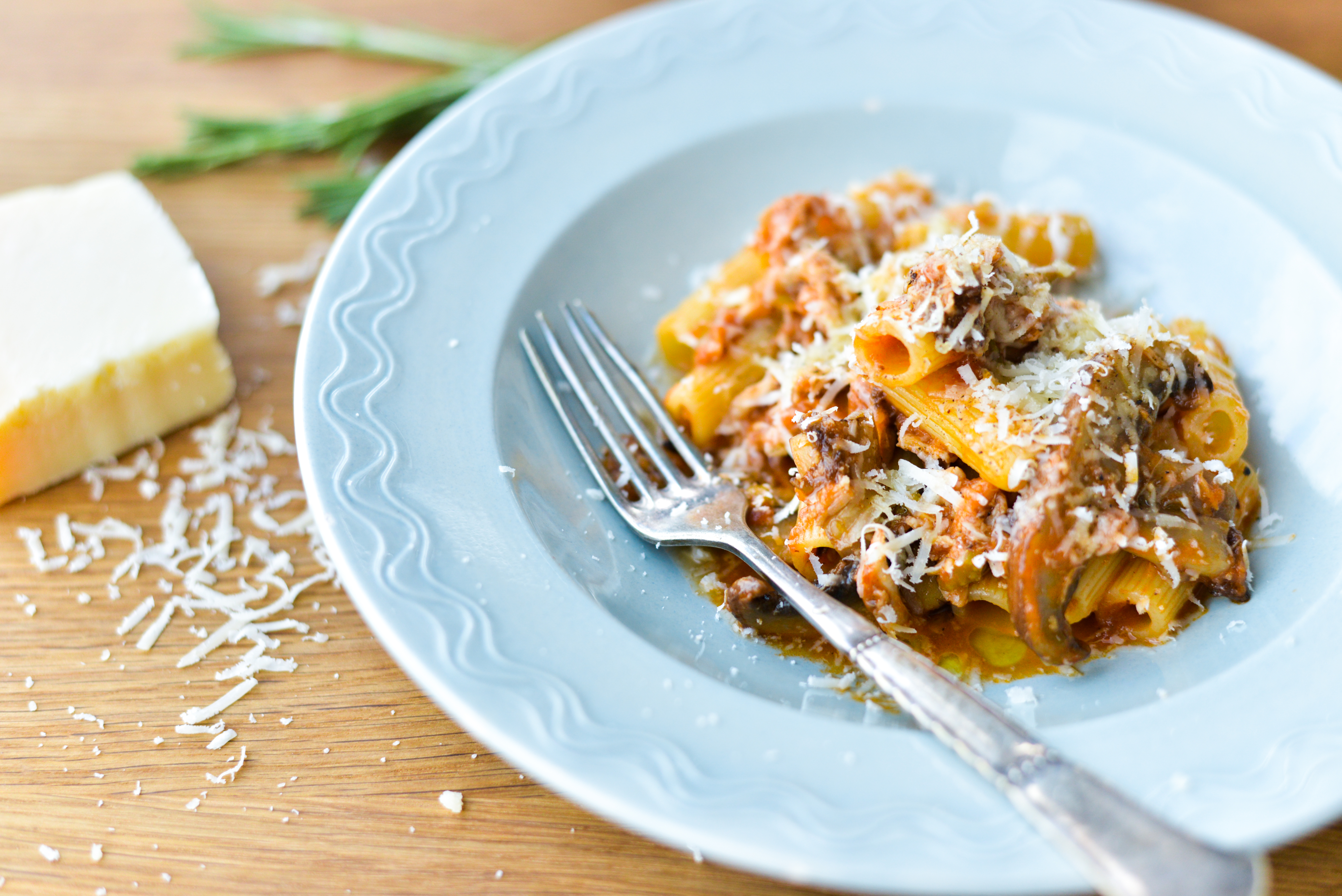 Pasta med kyllingeragout og svampe