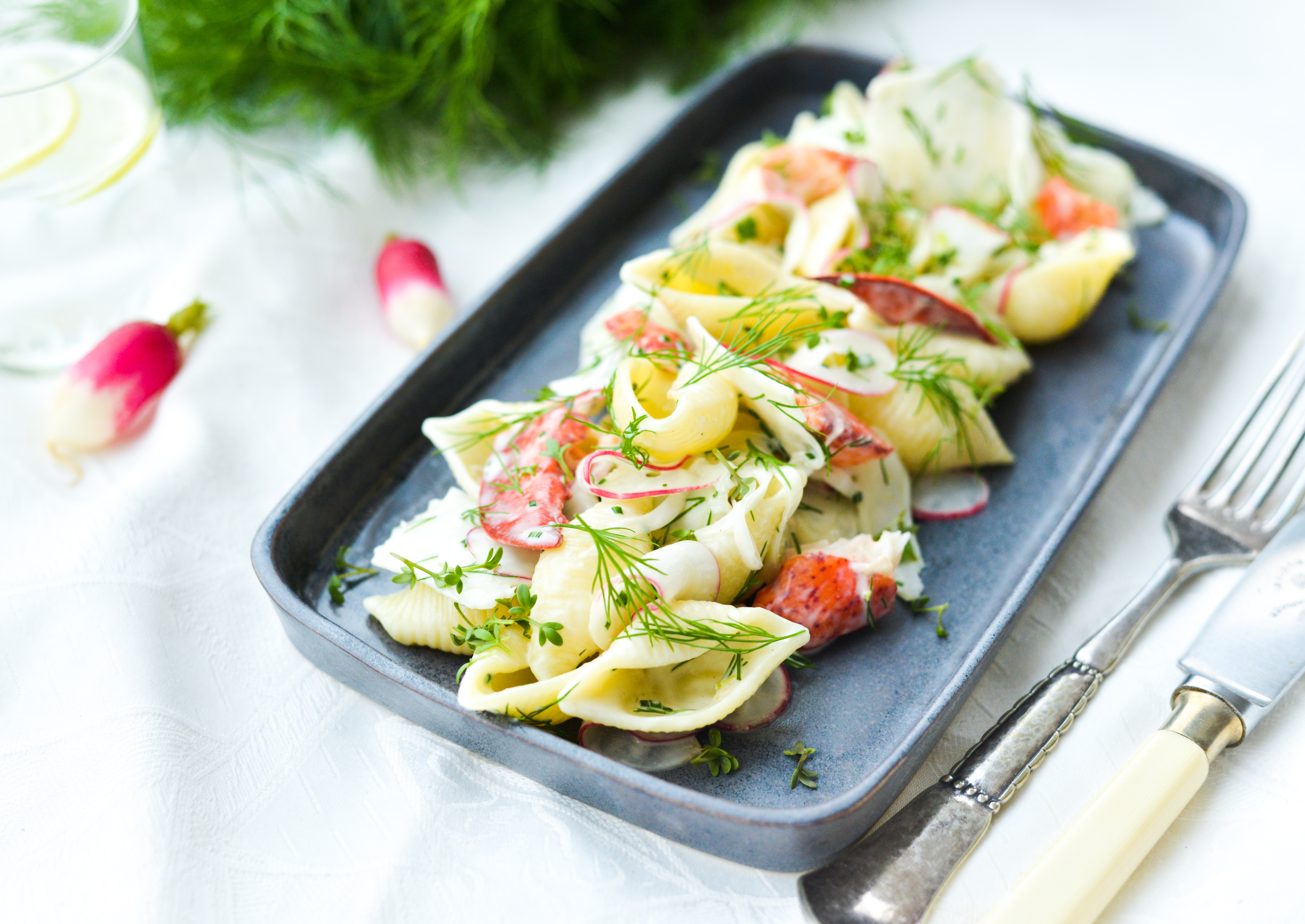 Kold pasta med kærnemælksdressing, skaldyr og urter