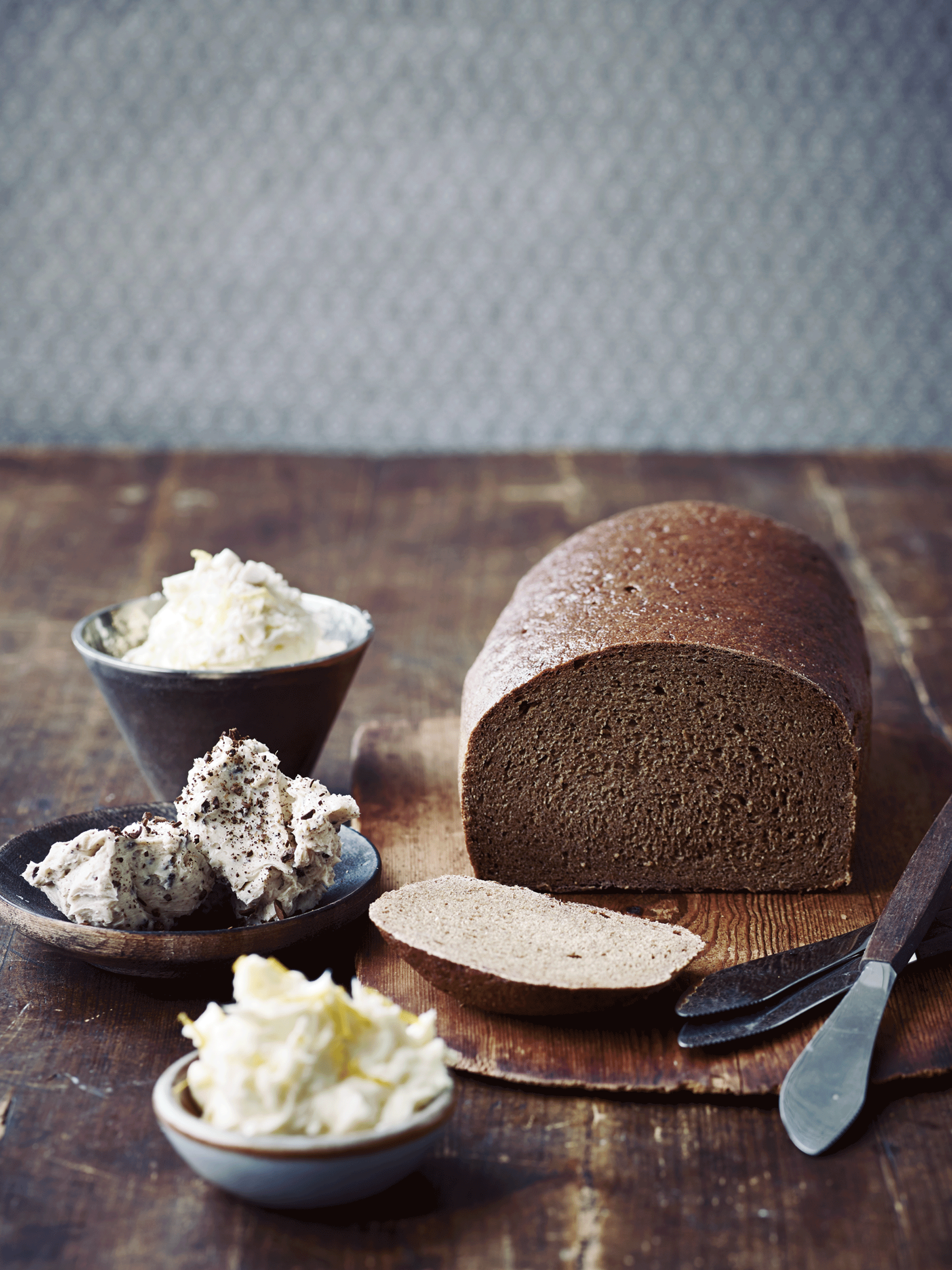 Hjemmebagt brød til tre slags smør