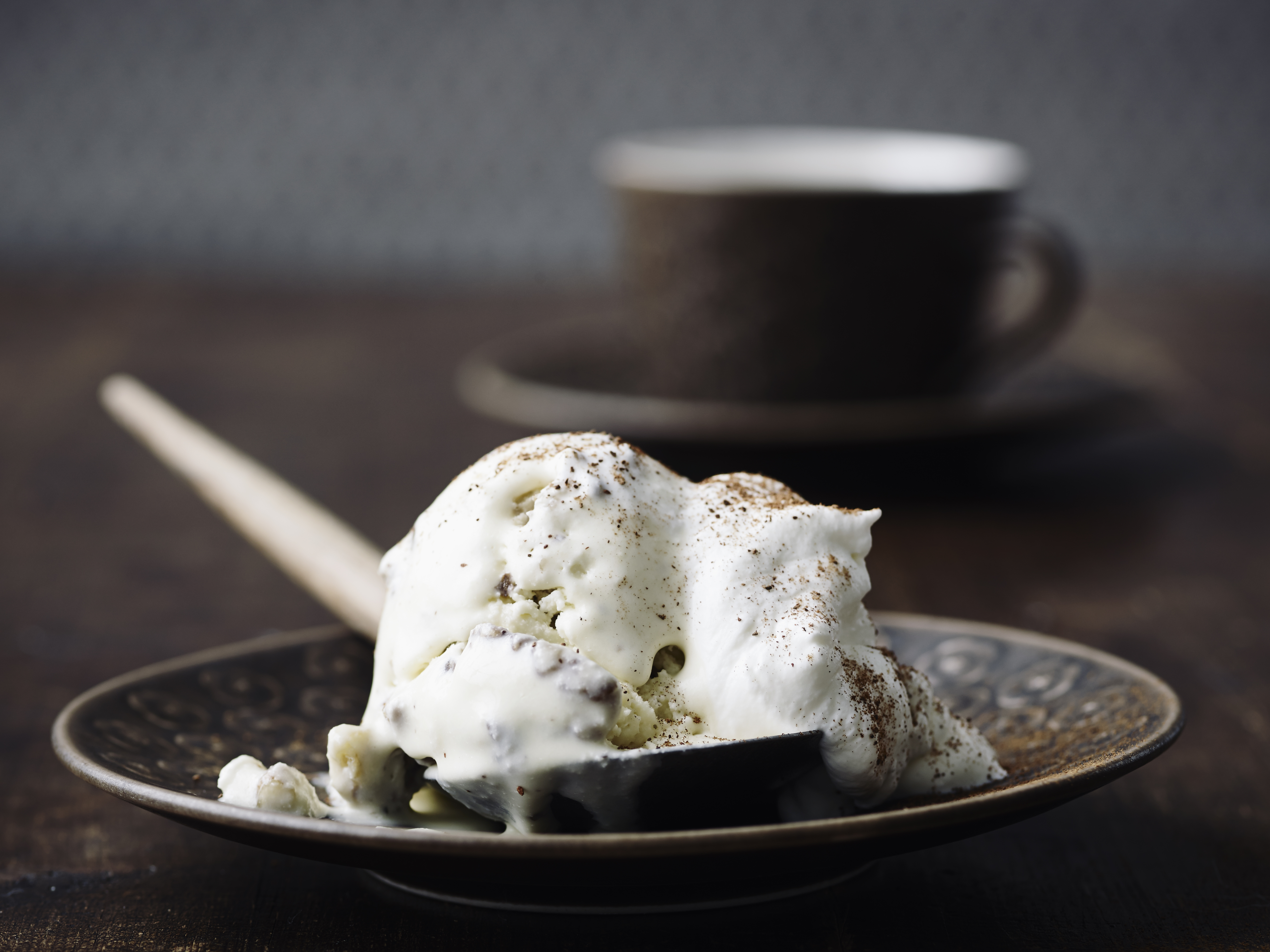Flødeis med brunet smør og valnødder