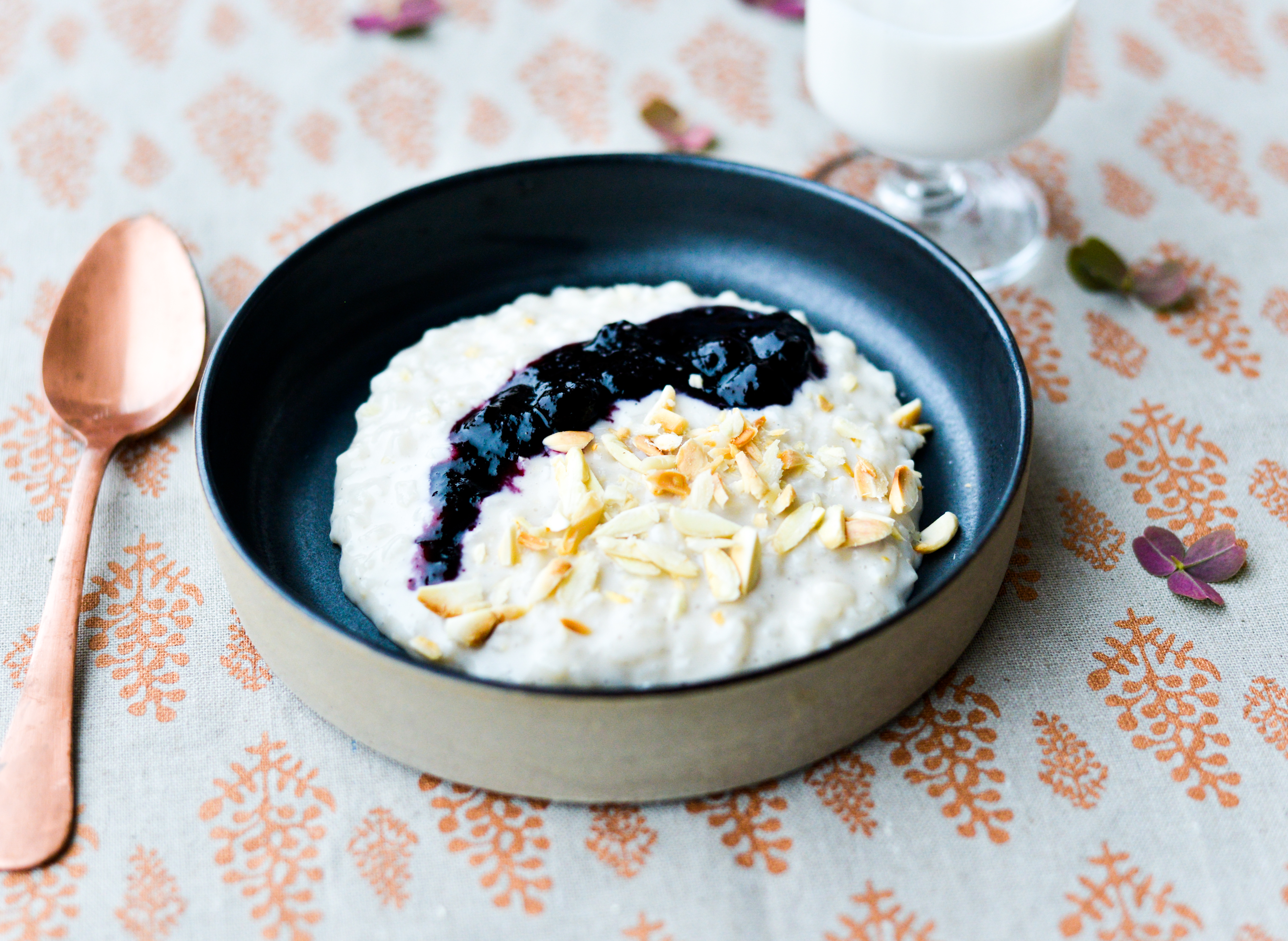 Mandelgrød med bær og vanilje