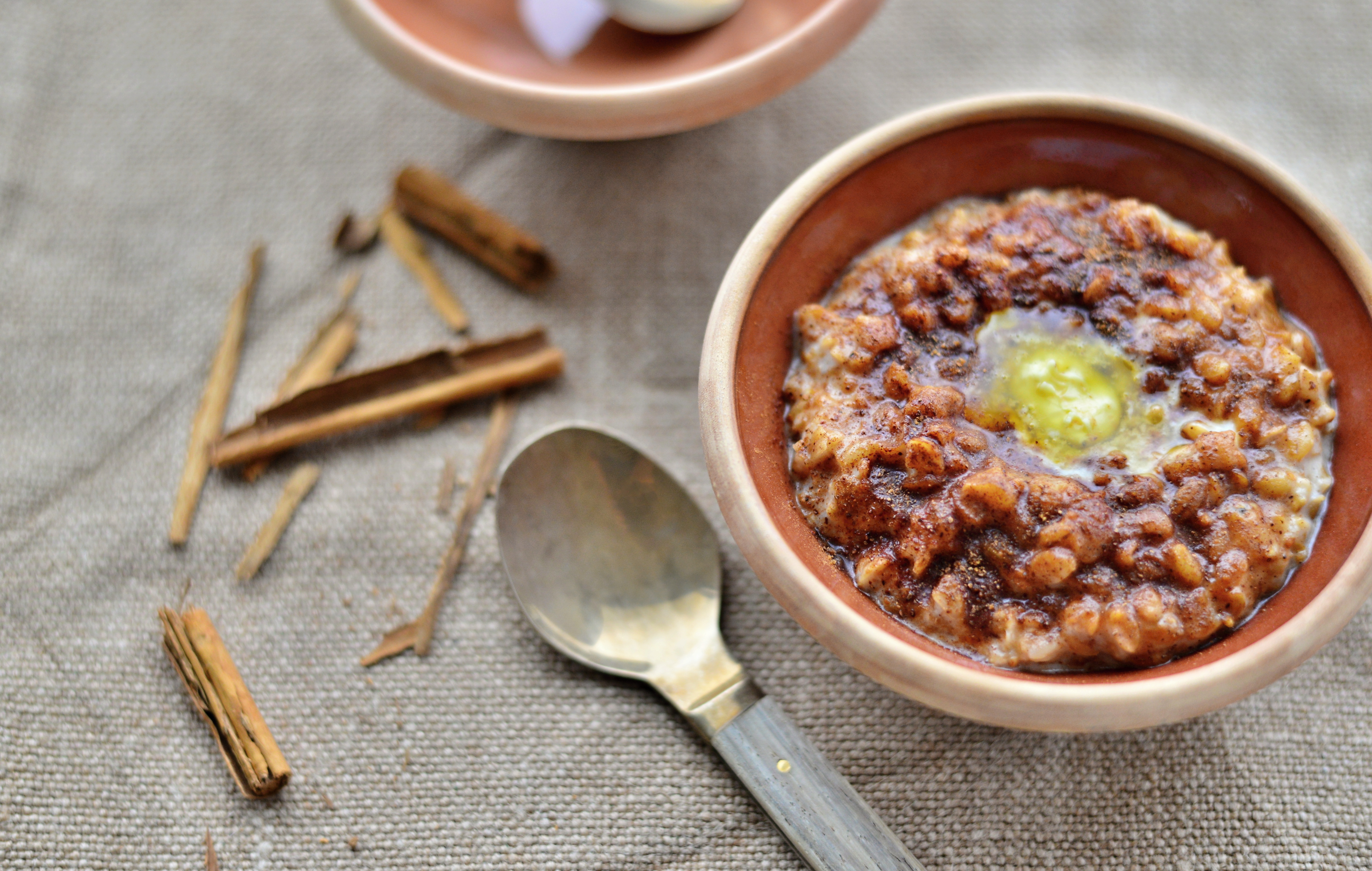 Perlebyggrød med hjemmelavet smør og mørkt kanelsukker