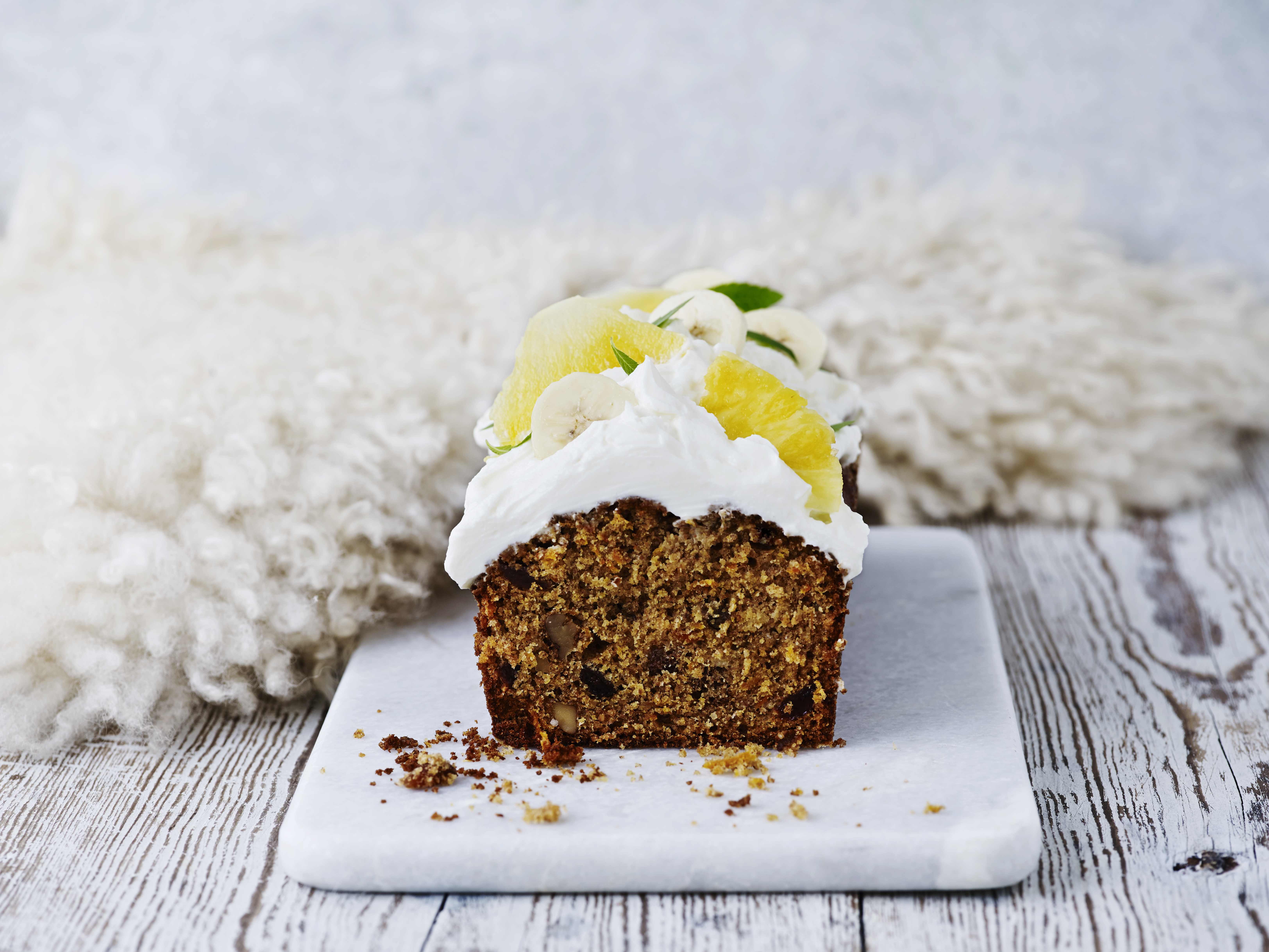 Banankage toppet med skyr