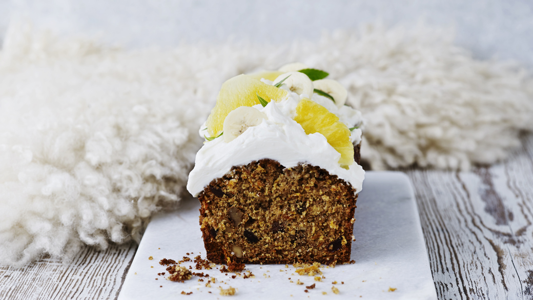 Banankage toppet med skyr