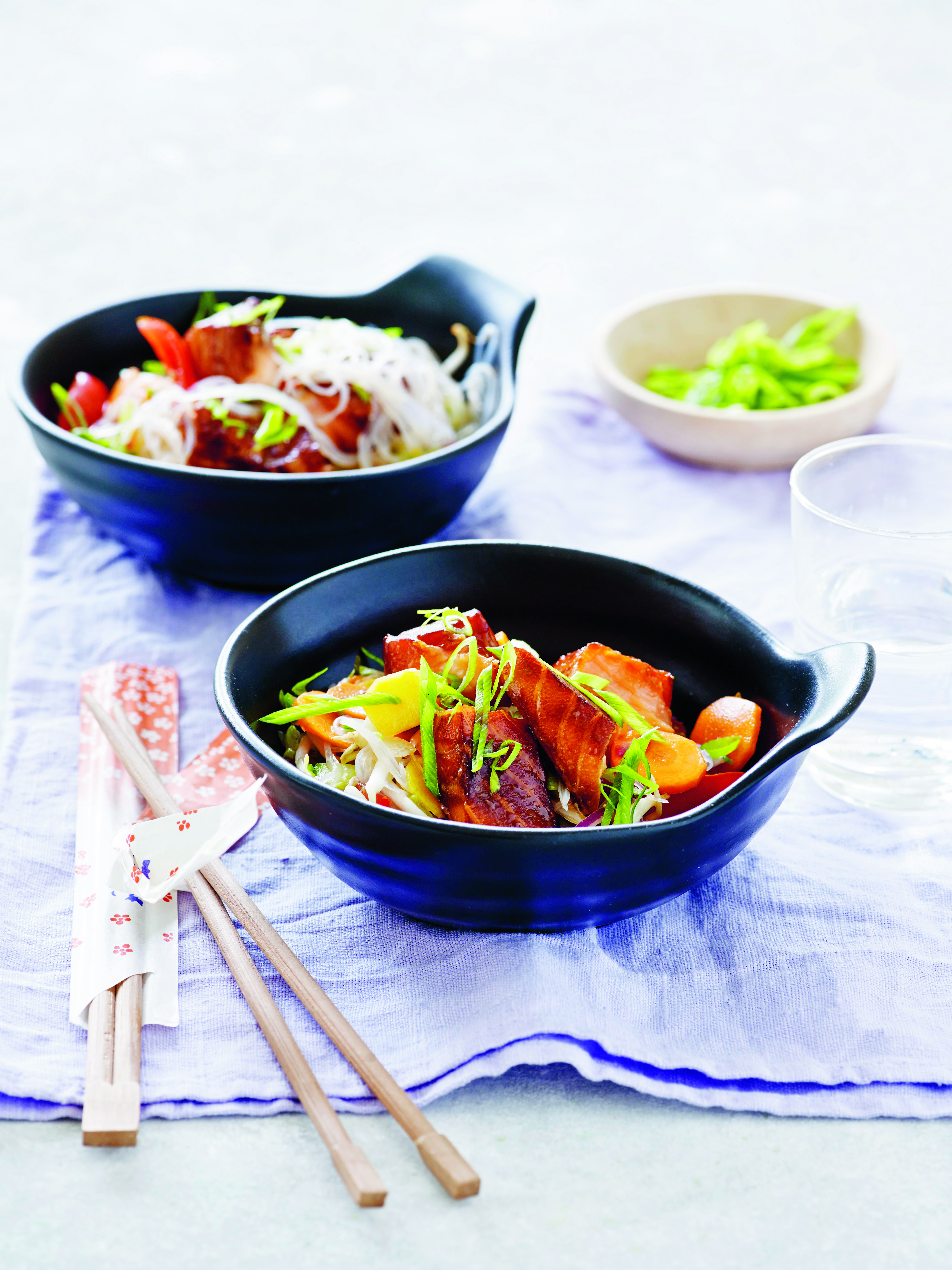 Sojamarineret laks med glasnudelsalat