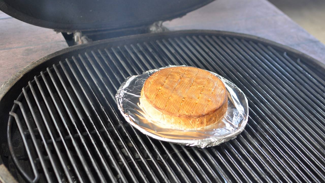 Røget brie med kiks og syltetøj - dessert på grillen